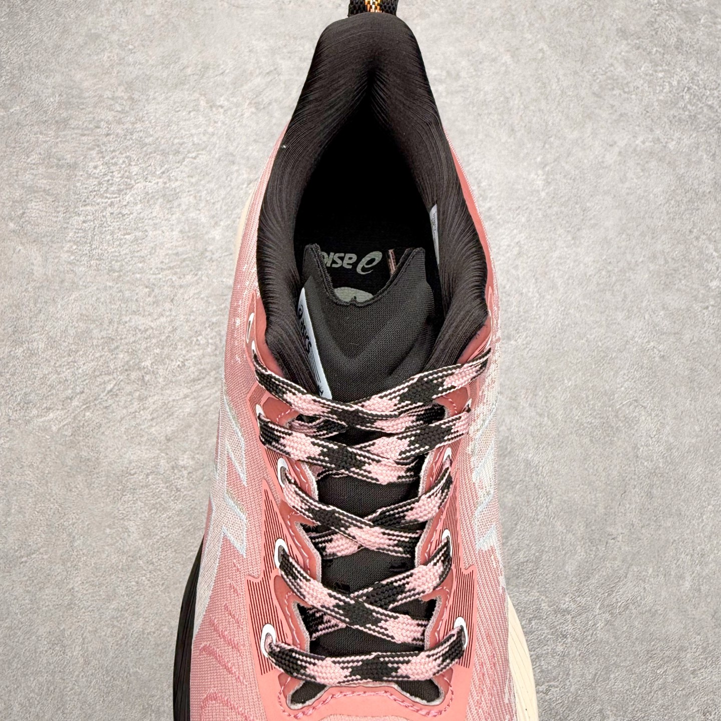 图片[5]-＃特价福利 ASICS NOVABLAST 4 亚瑟士舒适缓震跑鞋 鞋面从NOVABLAST 3的工程网眼升级为一片式轻量编织设计 提升了跑鞋的透气性 并配备结构鞋舌 进一步提升透气性的同时减少鞋舌滑动 从而实现更好的包裹感 后跟结构也是亮点之一 不仅提升了稳定性 还能给跑者提供更强支撑 上脚舒适度非常明显 无论如何跑跳晃动 双脚都被包裹的非常服帖舒适 同时前脚掌有足够空间 中足又很贴合 后跟高度和弧度也都非常舒适 从NOVABLAST 4 采用全新FF BLAST PLUS ECO轻量高能回弹泡棉材料 这是一种超过20%的生物基可再生资源 在带给跑者更舒适体验同时助力减轻环境负担 值得关注的是NOVABLAST 4将成为该系列首款贴有CO2e标签的鞋款 以进一步严格贯彻ASICS亚瑟士的可持续发展理念 大底采用了低密度设计的AHAR LO 更大程度增强鞋款耐磨性 提升使用寿命 外底液采用了全新设计 其灵感来源于植物的斐波那契螺旋叶片图案 独特的几何纹路使新一代鞋款的外观更具标志性 中底和大底设计都是为了让跑者获得更大的能量反馈 更强的回弹性 在跑步过程中轻弹畅跑 看配置就能感受到NOVABLAST 4 的优势 高回弹、高缓震、且耐用的综合长跑训练鞋 尺码：36 37 38 39 39.5 40 40.5 41.5 42 42.5 43.5 44 45-选品中心