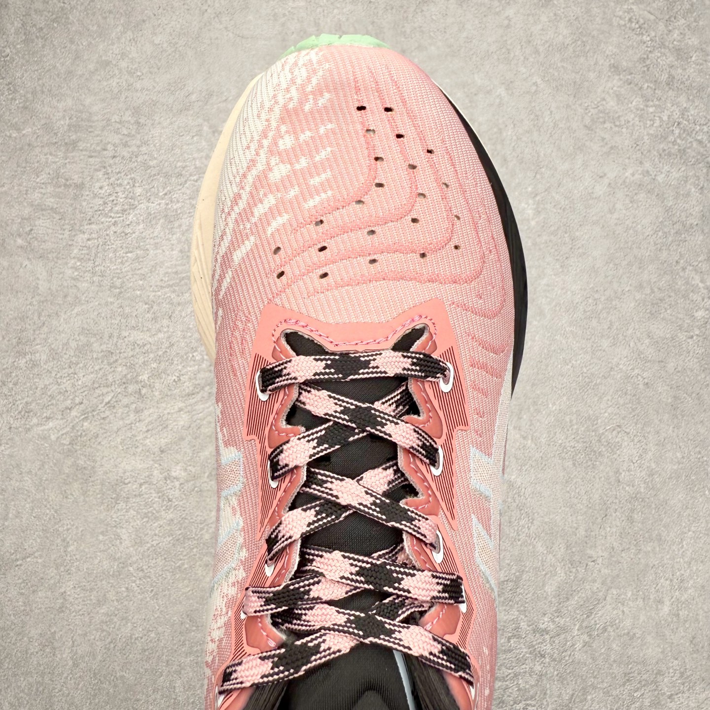 图片[4]-＃特价福利 ASICS NOVABLAST 4 亚瑟士舒适缓震跑鞋 鞋面从NOVABLAST 3的工程网眼升级为一片式轻量编织设计 提升了跑鞋的透气性 并配备结构鞋舌 进一步提升透气性的同时减少鞋舌滑动 从而实现更好的包裹感 后跟结构也是亮点之一 不仅提升了稳定性 还能给跑者提供更强支撑 上脚舒适度非常明显 无论如何跑跳晃动 双脚都被包裹的非常服帖舒适 同时前脚掌有足够空间 中足又很贴合 后跟高度和弧度也都非常舒适 从NOVABLAST 4 采用全新FF BLAST PLUS ECO轻量高能回弹泡棉材料 这是一种超过20%的生物基可再生资源 在带给跑者更舒适体验同时助力减轻环境负担 值得关注的是NOVABLAST 4将成为该系列首款贴有CO2e标签的鞋款 以进一步严格贯彻ASICS亚瑟士的可持续发展理念 大底采用了低密度设计的AHAR LO 更大程度增强鞋款耐磨性 提升使用寿命 外底液采用了全新设计 其灵感来源于植物的斐波那契螺旋叶片图案 独特的几何纹路使新一代鞋款的外观更具标志性 中底和大底设计都是为了让跑者获得更大的能量反馈 更强的回弹性 在跑步过程中轻弹畅跑 看配置就能感受到NOVABLAST 4 的优势 高回弹、高缓震、且耐用的综合长跑训练鞋 尺码：36 37 38 39 39.5 40 40.5 41.5 42 42.5 43.5 44 45-选品中心