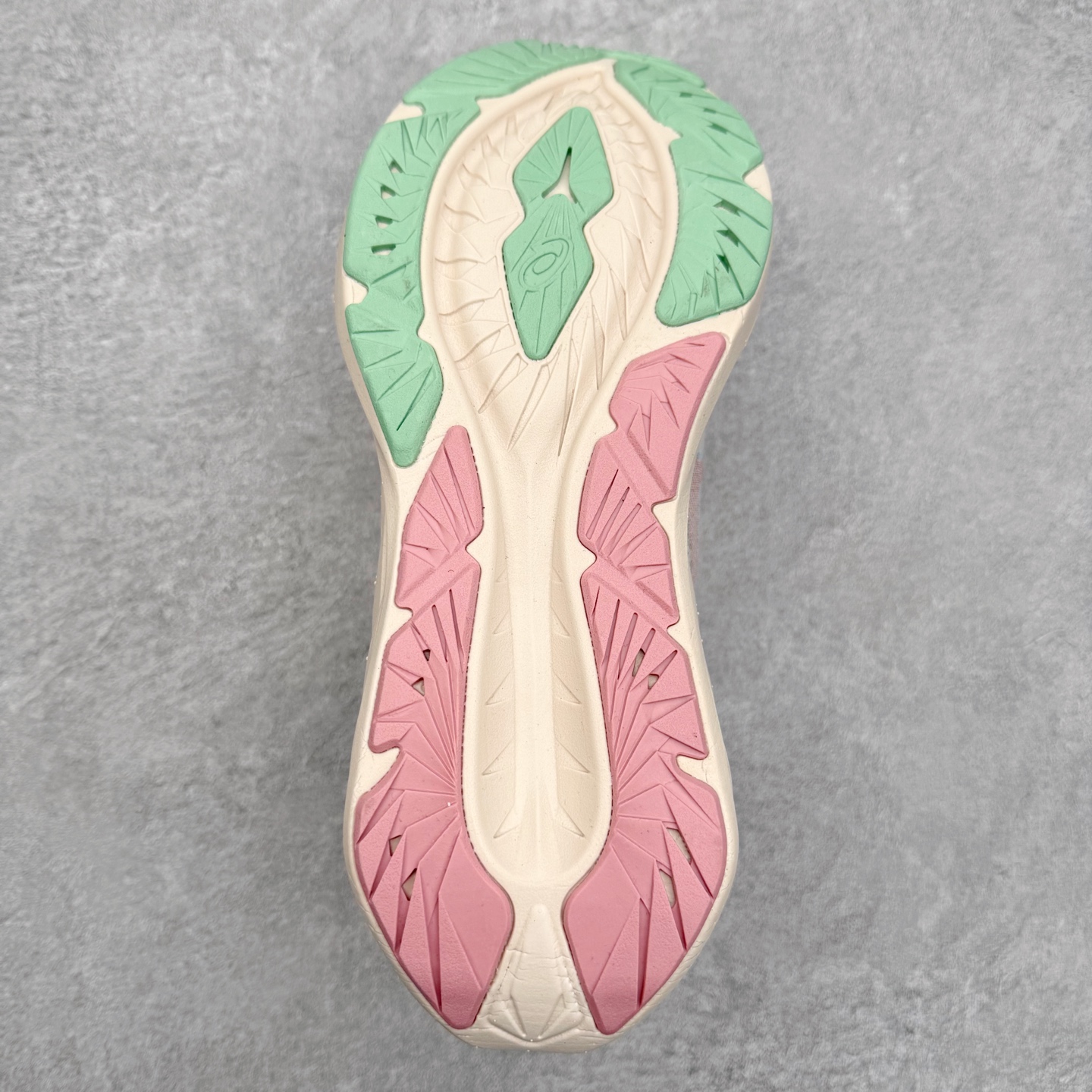 图片[9]-＃特价福利 ASICS NOVABLAST 4 亚瑟士舒适缓震跑鞋 鞋面从NOVABLAST 3的工程网眼升级为一片式轻量编织设计 提升了跑鞋的透气性 并配备结构鞋舌 进一步提升透气性的同时减少鞋舌滑动 从而实现更好的包裹感 后跟结构也是亮点之一 不仅提升了稳定性 还能给跑者提供更强支撑 上脚舒适度非常明显 无论如何跑跳晃动 双脚都被包裹的非常服帖舒适 同时前脚掌有足够空间 中足又很贴合 后跟高度和弧度也都非常舒适 从NOVABLAST 4 采用全新FF BLAST PLUS ECO轻量高能回弹泡棉材料 这是一种超过20%的生物基可再生资源 在带给跑者更舒适体验同时助力减轻环境负担 值得关注的是NOVABLAST 4将成为该系列首款贴有CO2e标签的鞋款 以进一步严格贯彻ASICS亚瑟士的可持续发展理念 大底采用了低密度设计的AHAR LO 更大程度增强鞋款耐磨性 提升使用寿命 外底液采用了全新设计 其灵感来源于植物的斐波那契螺旋叶片图案 独特的几何纹路使新一代鞋款的外观更具标志性 中底和大底设计都是为了让跑者获得更大的能量反馈 更强的回弹性 在跑步过程中轻弹畅跑 看配置就能感受到NOVABLAST 4 的优势 高回弹、高缓震、且耐用的综合长跑训练鞋 尺码：36 37 38 39 39.5 40 40.5 41.5 42 42.5 43.5 44 45-选品中心