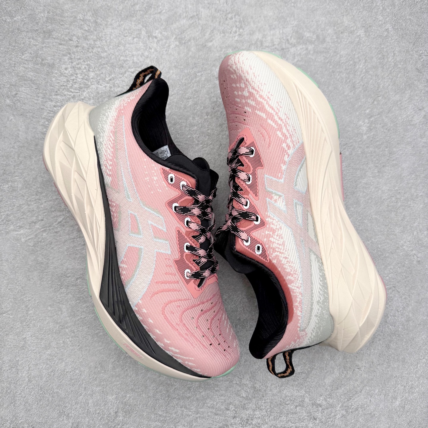 图片[3]-＃特价福利 ASICS NOVABLAST 4 亚瑟士舒适缓震跑鞋 鞋面从NOVABLAST 3的工程网眼升级为一片式轻量编织设计 提升了跑鞋的透气性 并配备结构鞋舌 进一步提升透气性的同时减少鞋舌滑动 从而实现更好的包裹感 后跟结构也是亮点之一 不仅提升了稳定性 还能给跑者提供更强支撑 上脚舒适度非常明显 无论如何跑跳晃动 双脚都被包裹的非常服帖舒适 同时前脚掌有足够空间 中足又很贴合 后跟高度和弧度也都非常舒适 从NOVABLAST 4 采用全新FF BLAST PLUS ECO轻量高能回弹泡棉材料 这是一种超过20%的生物基可再生资源 在带给跑者更舒适体验同时助力减轻环境负担 值得关注的是NOVABLAST 4将成为该系列首款贴有CO2e标签的鞋款 以进一步严格贯彻ASICS亚瑟士的可持续发展理念 大底采用了低密度设计的AHAR LO 更大程度增强鞋款耐磨性 提升使用寿命 外底液采用了全新设计 其灵感来源于植物的斐波那契螺旋叶片图案 独特的几何纹路使新一代鞋款的外观更具标志性 中底和大底设计都是为了让跑者获得更大的能量反馈 更强的回弹性 在跑步过程中轻弹畅跑 看配置就能感受到NOVABLAST 4 的优势 高回弹、高缓震、且耐用的综合长跑训练鞋 尺码：36 37 38 39 39.5 40 40.5 41.5 42 42.5 43.5 44 45-选品中心