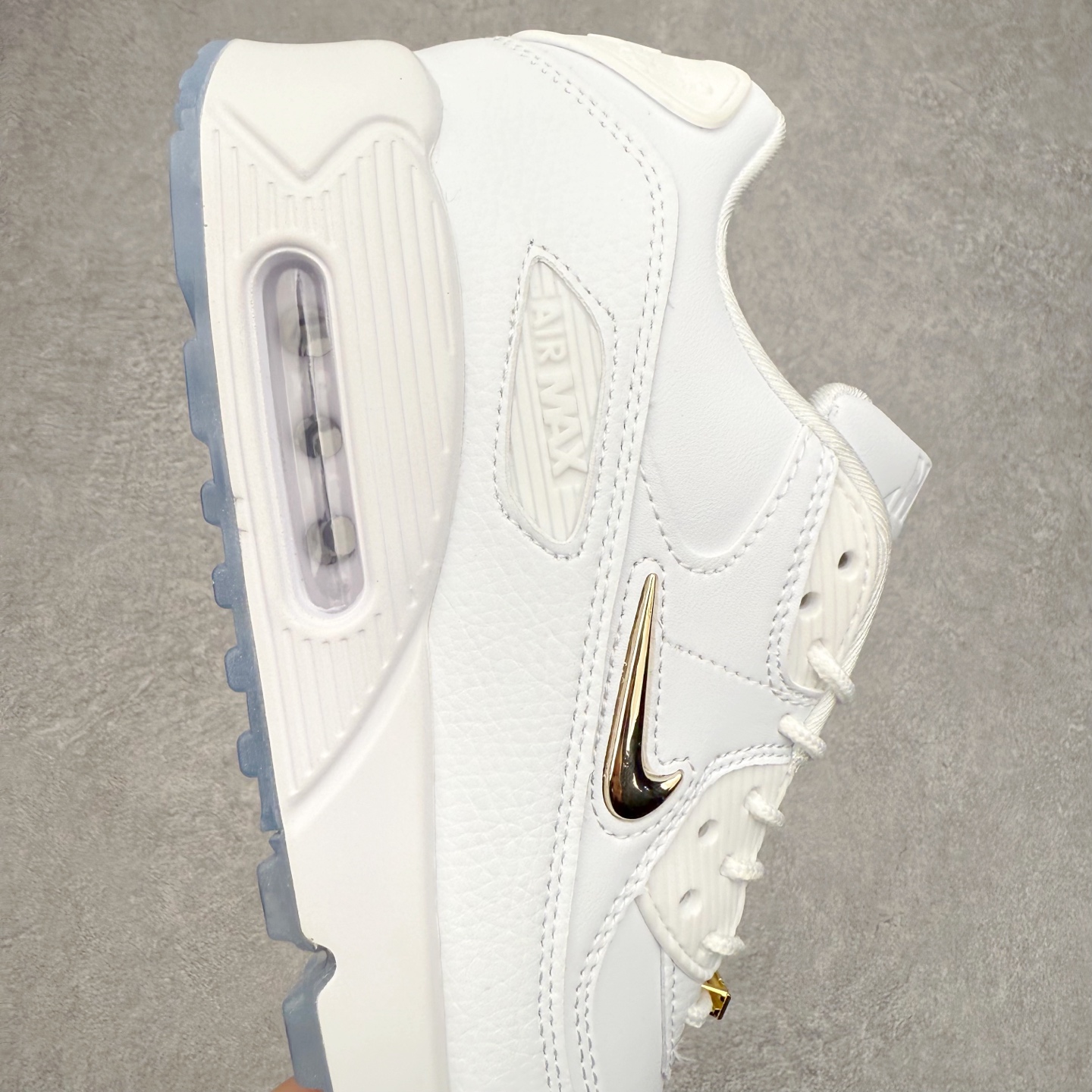 图片[6]-＃MX版 NK Air MAX 90 气垫复古减震跑步鞋 CW4070-100 经典重温 独家陆续补货 外单专供大厂出品 品质稳定 一百余色 终端操作 Air Max 90于1990年推出 来自Air Max系列 在Air Max 1的基础上改进而得 增加了气垫面积 外型上也更为流线 最特別的就是加入了菱纹塑胶嵌板 为Air Max 90增添了许多潮流气息 皮革鞋面 造就出色耐穿性和支撑力 Max Air缓震配置搭配泡棉中底 令Air Max 90轻盈而舒适 华夫格橡胶外底 铸就Air Max 90非凡的抓地力 而Air Max 90不仅是一双跑鞋 它成功跨越了时间的演进 成为了球鞋文化与潮流圈中最熟为人知的鞋款之一 尺码：36 36.5 37.5 38 38.5 39 40 40.5 41 42 42.5 43 44 44.5 45-选品中心