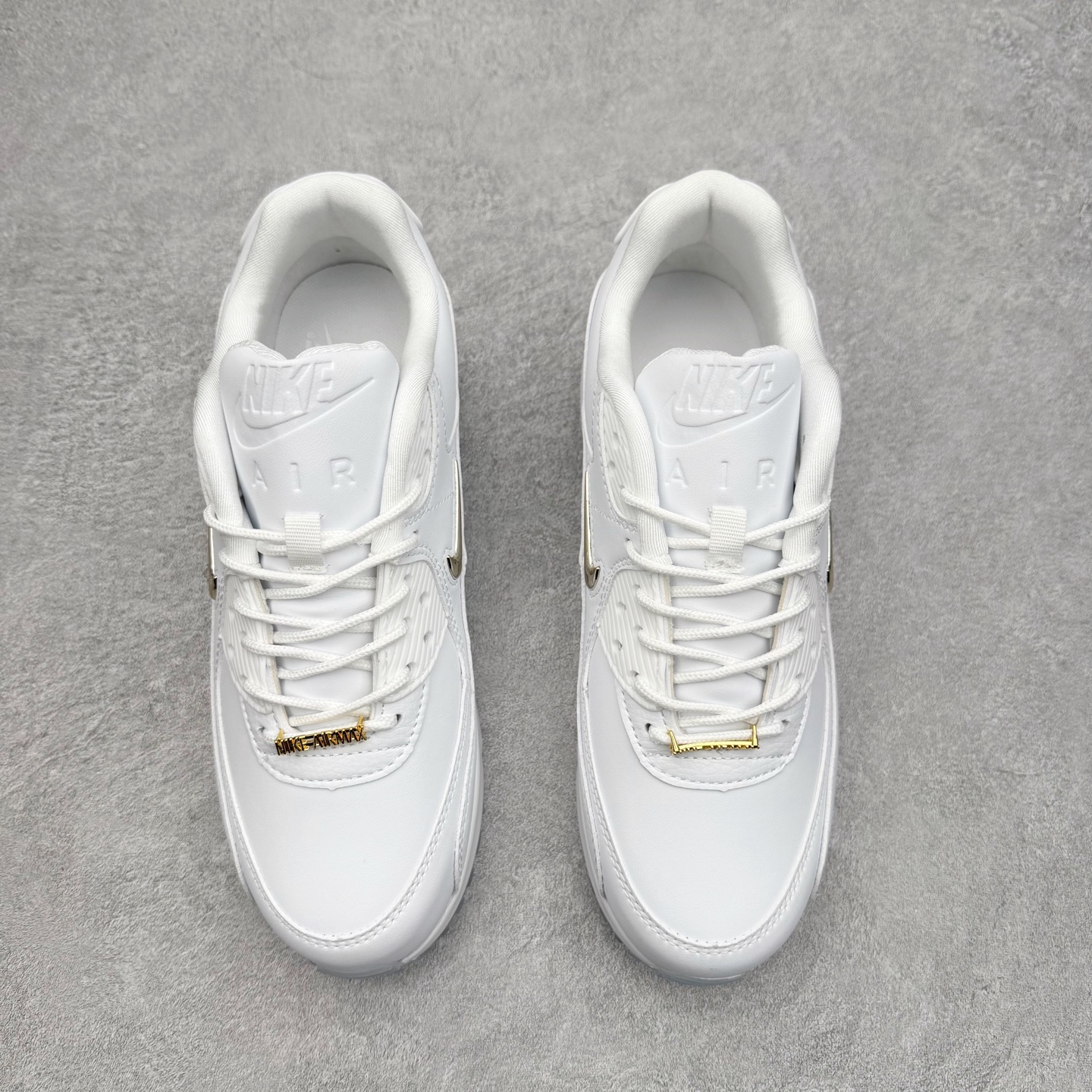 图片[2]-＃MX版 NK Air MAX 90 气垫复古减震跑步鞋 CW4070-100 经典重温 独家陆续补货 外单专供大厂出品 品质稳定 一百余色 终端操作 Air Max 90于1990年推出 来自Air Max系列 在Air Max 1的基础上改进而得 增加了气垫面积 外型上也更为流线 最特別的就是加入了菱纹塑胶嵌板 为Air Max 90增添了许多潮流气息 皮革鞋面 造就出色耐穿性和支撑力 Max Air缓震配置搭配泡棉中底 令Air Max 90轻盈而舒适 华夫格橡胶外底 铸就Air Max 90非凡的抓地力 而Air Max 90不仅是一双跑鞋 它成功跨越了时间的演进 成为了球鞋文化与潮流圈中最熟为人知的鞋款之一 尺码：36 36.5 37.5 38 38.5 39 40 40.5 41 42 42.5 43 44 44.5 45-选品中心