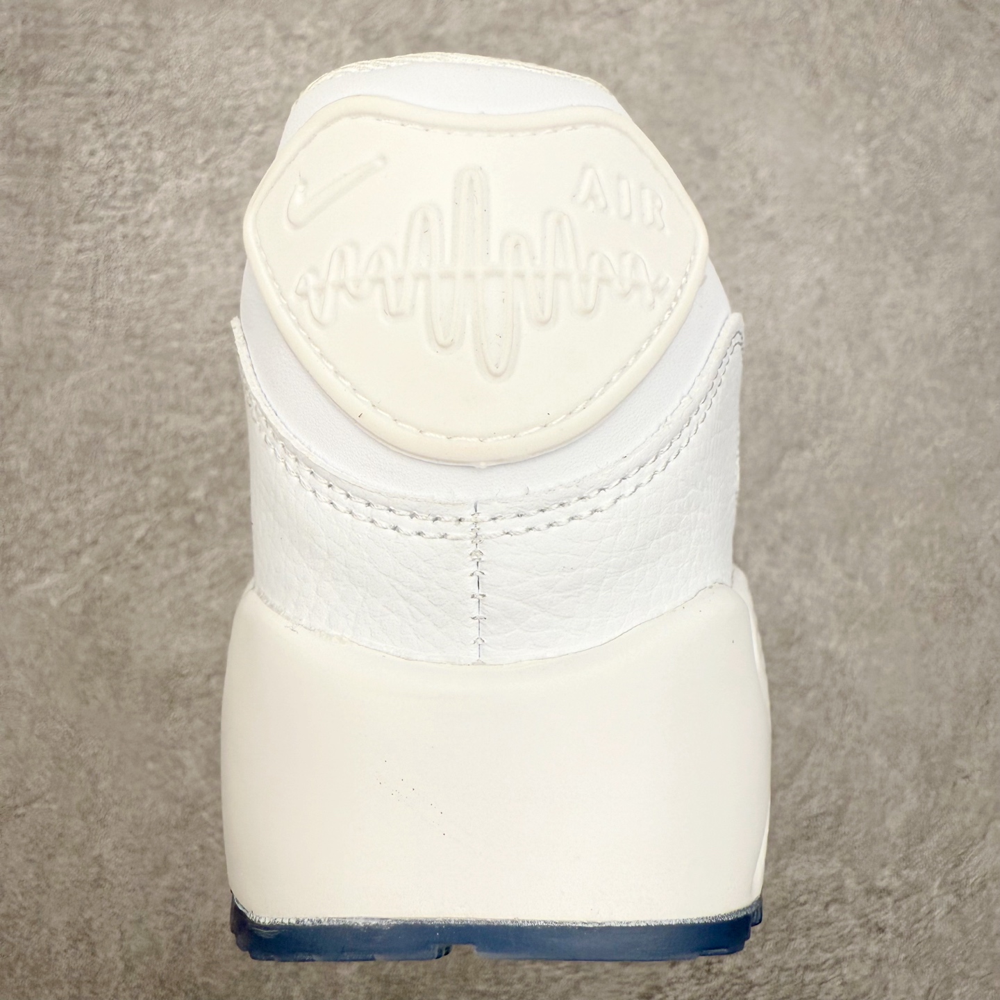 图片[8]-＃MX版 NK Air MAX 90 气垫复古减震跑步鞋 CW4070-100 经典重温 独家陆续补货 外单专供大厂出品 品质稳定 一百余色 终端操作 Air Max 90于1990年推出 来自Air Max系列 在Air Max 1的基础上改进而得 增加了气垫面积 外型上也更为流线 最特別的就是加入了菱纹塑胶嵌板 为Air Max 90增添了许多潮流气息 皮革鞋面 造就出色耐穿性和支撑力 Max Air缓震配置搭配泡棉中底 令Air Max 90轻盈而舒适 华夫格橡胶外底 铸就Air Max 90非凡的抓地力 而Air Max 90不仅是一双跑鞋 它成功跨越了时间的演进 成为了球鞋文化与潮流圈中最熟为人知的鞋款之一 尺码：36 36.5 37.5 38 38.5 39 40 40.5 41 42 42.5 43 44 44.5 45-选品中心