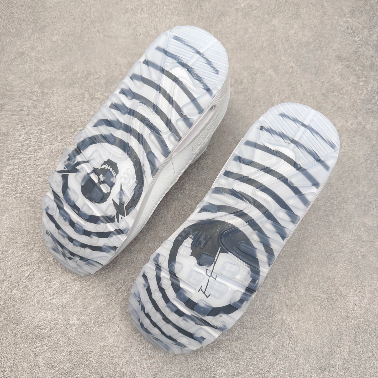 图片[9]-＃MX版 NK Air MAX 90 气垫复古减震跑步鞋 CW4070-100 经典重温 独家陆续补货 外单专供大厂出品 品质稳定 一百余色 终端操作 Air Max 90于1990年推出 来自Air Max系列 在Air Max 1的基础上改进而得 增加了气垫面积 外型上也更为流线 最特別的就是加入了菱纹塑胶嵌板 为Air Max 90增添了许多潮流气息 皮革鞋面 造就出色耐穿性和支撑力 Max Air缓震配置搭配泡棉中底 令Air Max 90轻盈而舒适 华夫格橡胶外底 铸就Air Max 90非凡的抓地力 而Air Max 90不仅是一双跑鞋 它成功跨越了时间的演进 成为了球鞋文化与潮流圈中最熟为人知的鞋款之一 尺码：36 36.5 37.5 38 38.5 39 40 40.5 41 42 42.5 43 44 44.5 45-选品中心