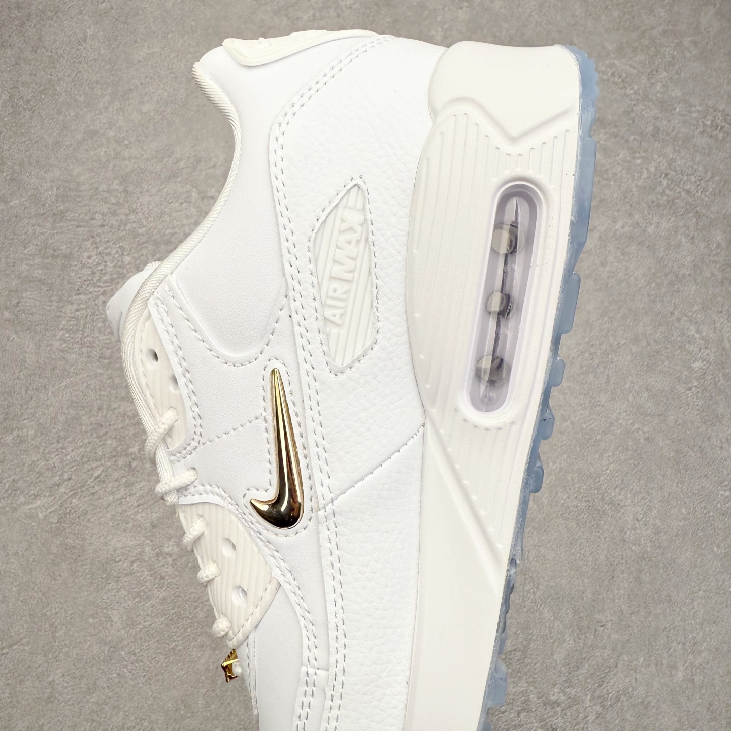 图片[7]-＃MX版 NK Air MAX 90 气垫复古减震跑步鞋 CW4070-100 经典重温 独家陆续补货 外单专供大厂出品 品质稳定 一百余色 终端操作 Air Max 90于1990年推出 来自Air Max系列 在Air Max 1的基础上改进而得 增加了气垫面积 外型上也更为流线 最特別的就是加入了菱纹塑胶嵌板 为Air Max 90增添了许多潮流气息 皮革鞋面 造就出色耐穿性和支撑力 Max Air缓震配置搭配泡棉中底 令Air Max 90轻盈而舒适 华夫格橡胶外底 铸就Air Max 90非凡的抓地力 而Air Max 90不仅是一双跑鞋 它成功跨越了时间的演进 成为了球鞋文化与潮流圈中最熟为人知的鞋款之一 尺码：36 36.5 37.5 38 38.5 39 40 40.5 41 42 42.5 43 44 44.5 45-选品中心