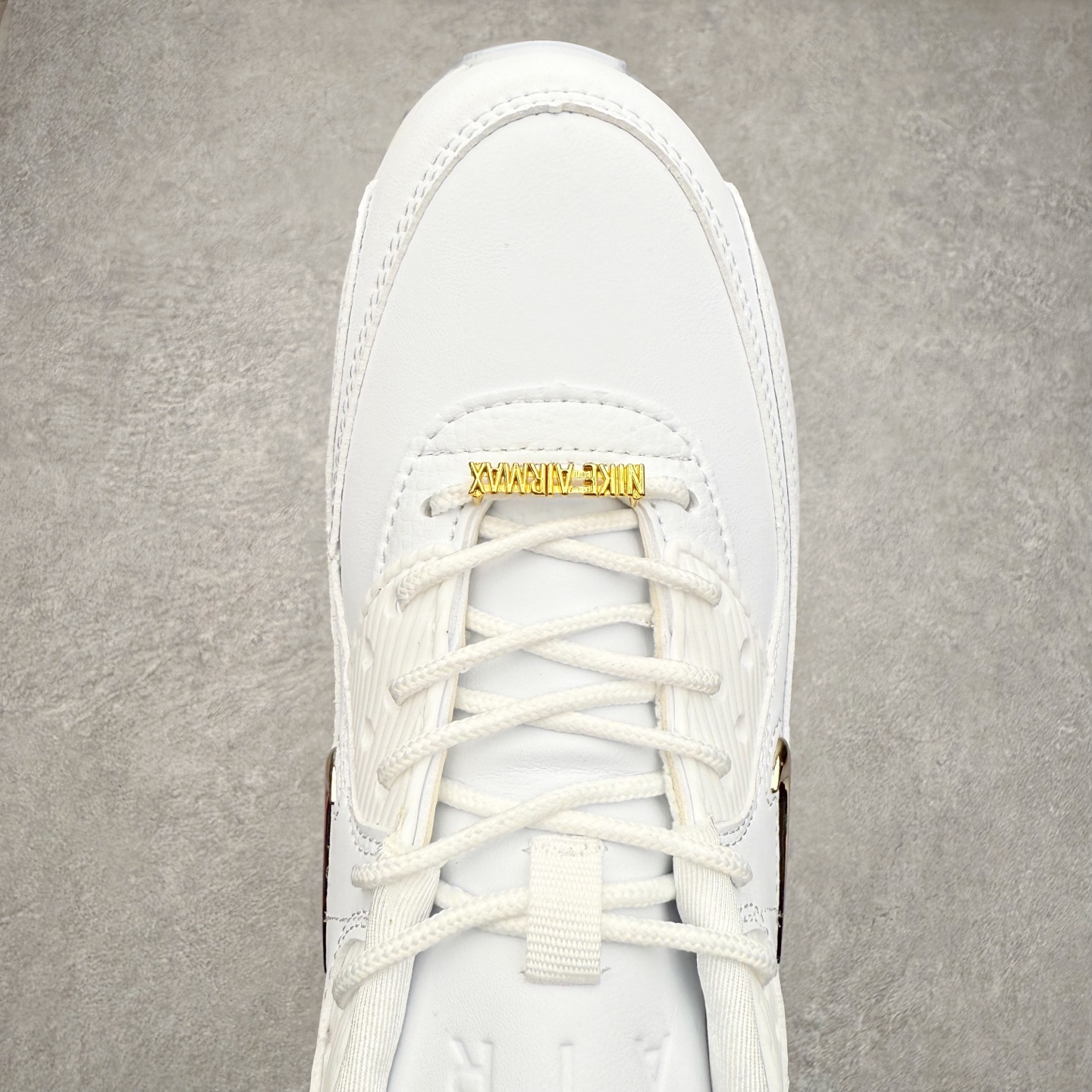 图片[4]-＃MX版 NK Air MAX 90 气垫复古减震跑步鞋 CW4070-100 经典重温 独家陆续补货 外单专供大厂出品 品质稳定 一百余色 终端操作 Air Max 90于1990年推出 来自Air Max系列 在Air Max 1的基础上改进而得 增加了气垫面积 外型上也更为流线 最特別的就是加入了菱纹塑胶嵌板 为Air Max 90增添了许多潮流气息 皮革鞋面 造就出色耐穿性和支撑力 Max Air缓震配置搭配泡棉中底 令Air Max 90轻盈而舒适 华夫格橡胶外底 铸就Air Max 90非凡的抓地力 而Air Max 90不仅是一双跑鞋 它成功跨越了时间的演进 成为了球鞋文化与潮流圈中最熟为人知的鞋款之一 尺码：36 36.5 37.5 38 38.5 39 40 40.5 41 42 42.5 43 44 44.5 45-选品中心