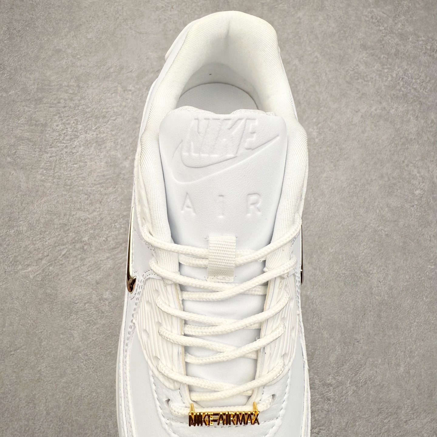 图片[5]-＃MX版 NK Air MAX 90 气垫复古减震跑步鞋 CW4070-100 经典重温 独家陆续补货 外单专供大厂出品 品质稳定 一百余色 终端操作 Air Max 90于1990年推出 来自Air Max系列 在Air Max 1的基础上改进而得 增加了气垫面积 外型上也更为流线 最特別的就是加入了菱纹塑胶嵌板 为Air Max 90增添了许多潮流气息 皮革鞋面 造就出色耐穿性和支撑力 Max Air缓震配置搭配泡棉中底 令Air Max 90轻盈而舒适 华夫格橡胶外底 铸就Air Max 90非凡的抓地力 而Air Max 90不仅是一双跑鞋 它成功跨越了时间的演进 成为了球鞋文化与潮流圈中最熟为人知的鞋款之一 尺码：36 36.5 37.5 38 38.5 39 40 40.5 41 42 42.5 43 44 44.5 45-选品中心