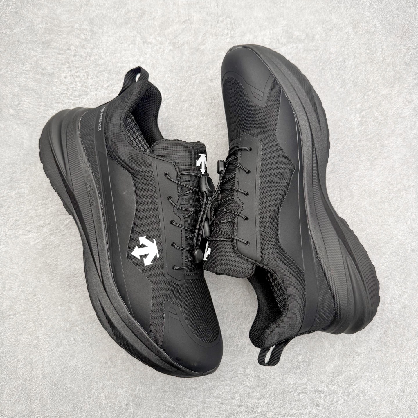 图片[3]-＃HP DESCENTE Enerzite 迪桑特舒适柔软防滑耐磨低帮休闲跑步鞋 DESCENTE（迪桑特）创立于1935年，品牌名取自法语词汇，意为“滑降”。品牌箭头标识代表滑雪的三种技术“高速直线滑行”、“穿越”和“侧滑”，也寓意品牌在打造高端专业运动产品中不断追求完美的创新精神，致力于成为中国高端专业滑雪、综训、女子、铁人三项、高尔夫的第一品牌。尺码：39 40 40.5 41 42 42.5 43 44 44.5 45-选品中心