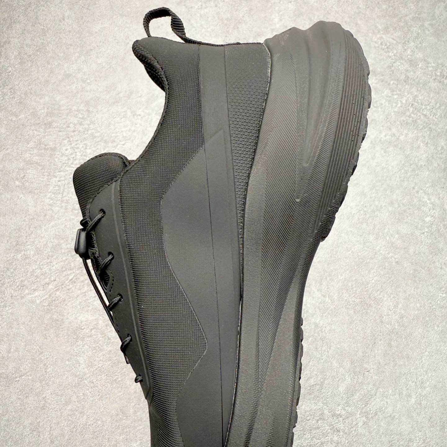 图片[7]-＃HP DESCENTE Enerzite 迪桑特舒适柔软防滑耐磨低帮休闲跑步鞋 DESCENTE（迪桑特）创立于1935年，品牌名取自法语词汇，意为“滑降”。品牌箭头标识代表滑雪的三种技术“高速直线滑行”、“穿越”和“侧滑”，也寓意品牌在打造高端专业运动产品中不断追求完美的创新精神，致力于成为中国高端专业滑雪、综训、女子、铁人三项、高尔夫的第一品牌。尺码：39 40 40.5 41 42 42.5 43 44 44.5 45-选品中心