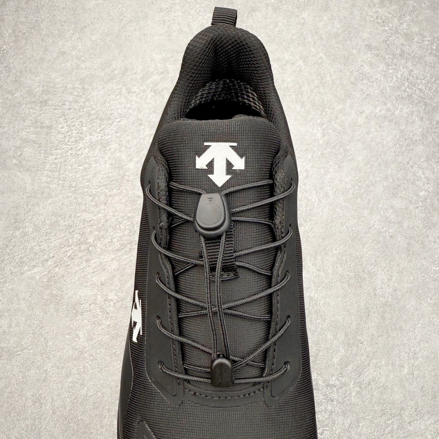 图片[5]-＃HP DESCENTE Enerzite 迪桑特舒适柔软防滑耐磨低帮休闲跑步鞋 DESCENTE（迪桑特）创立于1935年，品牌名取自法语词汇，意为“滑降”。品牌箭头标识代表滑雪的三种技术“高速直线滑行”、“穿越”和“侧滑”，也寓意品牌在打造高端专业运动产品中不断追求完美的创新精神，致力于成为中国高端专业滑雪、综训、女子、铁人三项、高尔夫的第一品牌。尺码：39 40 40.5 41 42 42.5 43 44 44.5 45-选品中心