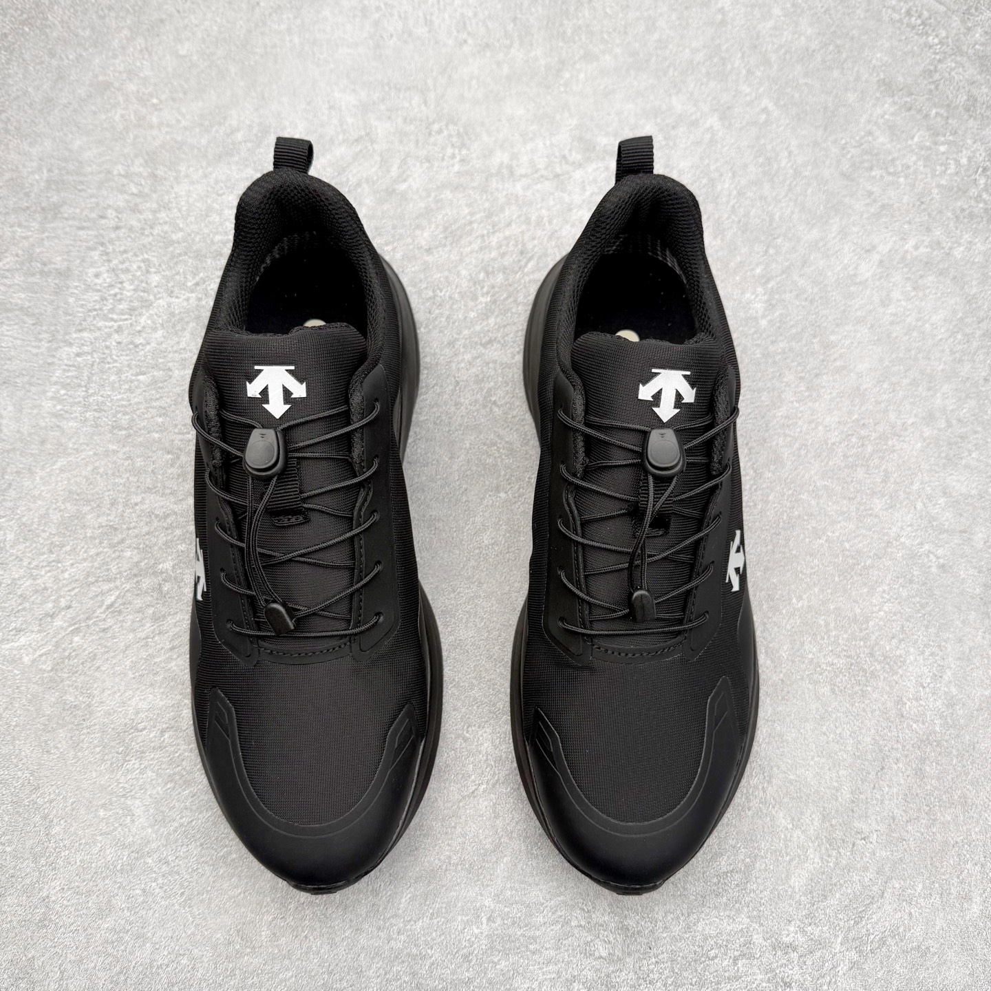 图片[2]-＃HP DESCENTE Enerzite 迪桑特舒适柔软防滑耐磨低帮休闲跑步鞋 DESCENTE（迪桑特）创立于1935年，品牌名取自法语词汇，意为“滑降”。品牌箭头标识代表滑雪的三种技术“高速直线滑行”、“穿越”和“侧滑”，也寓意品牌在打造高端专业运动产品中不断追求完美的创新精神，致力于成为中国高端专业滑雪、综训、女子、铁人三项、高尔夫的第一品牌。尺码：39 40 40.5 41 42 42.5 43 44 44.5 45-选品中心