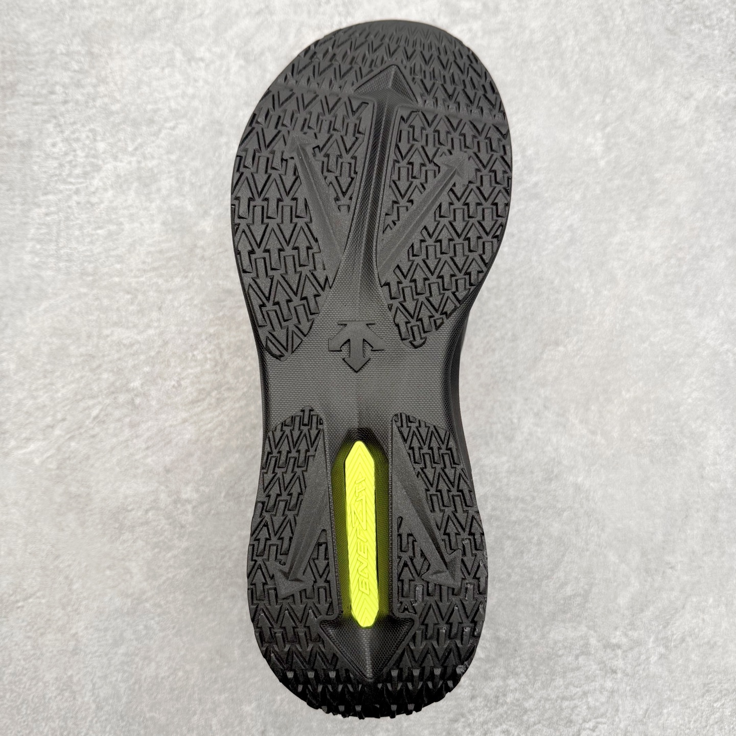 图片[9]-＃HP DESCENTE Enerzite 迪桑特舒适柔软防滑耐磨低帮休闲跑步鞋 DESCENTE（迪桑特）创立于1935年，品牌名取自法语词汇，意为“滑降”。品牌箭头标识代表滑雪的三种技术“高速直线滑行”、“穿越”和“侧滑”，也寓意品牌在打造高端专业运动产品中不断追求完美的创新精神，致力于成为中国高端专业滑雪、综训、女子、铁人三项、高尔夫的第一品牌。尺码：39 40 40.5 41 42 42.5 43 44 44.5 45-选品中心