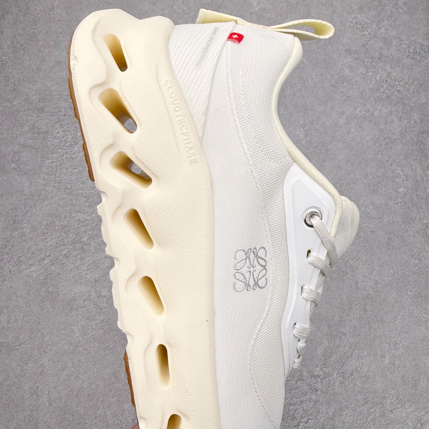 图片[6]-LOEWE x On Cloudtilt 2.0 昂跑罗意威联名 圆头系带生活休闲鞋 此运动品牌 开创于2010年 缓震着陆、强效回弹、轻柔质感的设计构思始终是ON研制关键 与此同时基于“为全球提供革新性的跑步感受”信念 陆续推出了多款跑鞋及其以专业运动人体跑步工程学为设计关键的功能性跑步服饰设备 让跑者不费力气地畅快畅跑 尺码：36 36.5 37.5 38 38.5 39 40 40.5 41 42 42.5 43 44 44.5 45-选品中心