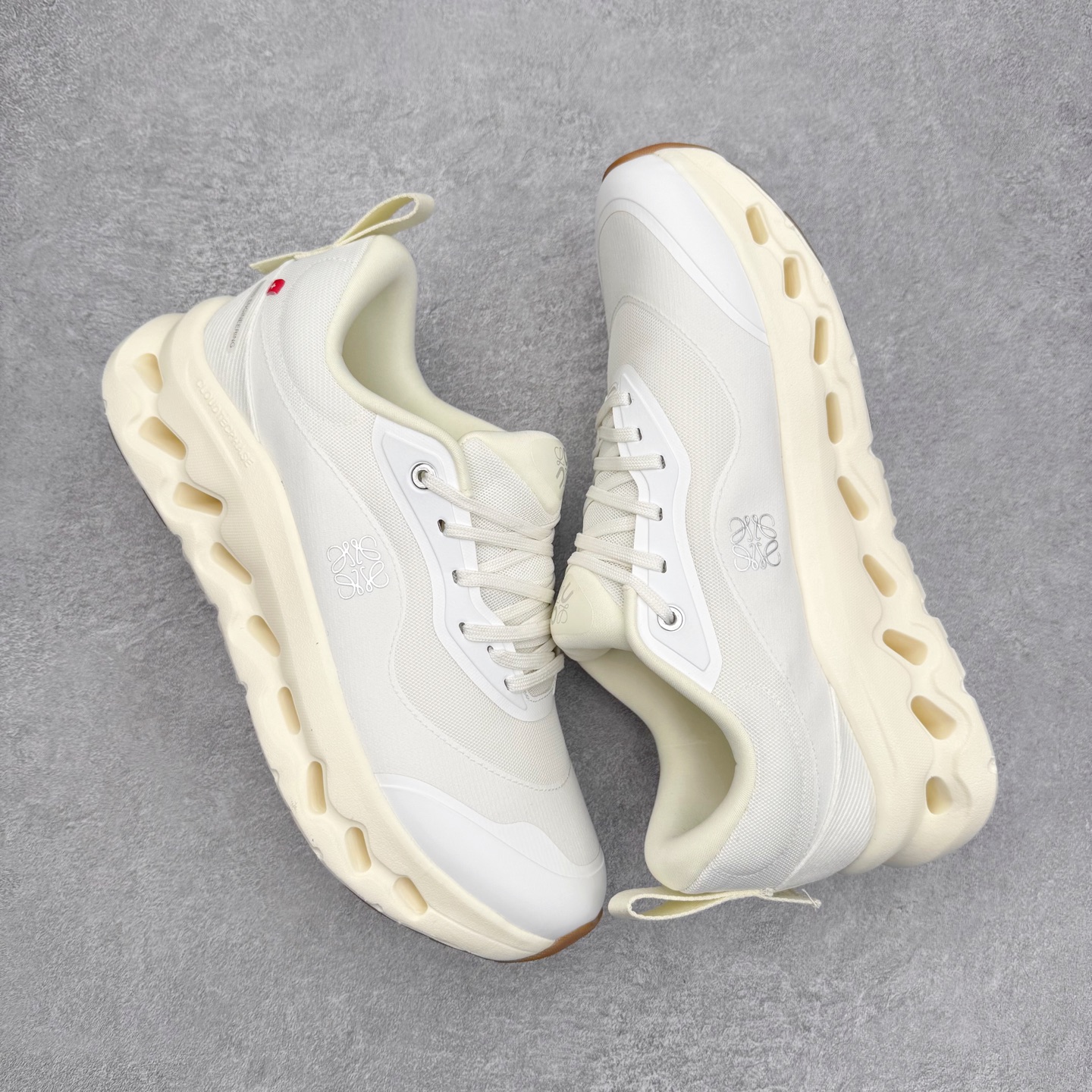 图片[3]-LOEWE x On Cloudtilt 2.0 昂跑罗意威联名 圆头系带生活休闲鞋 此运动品牌 开创于2010年 缓震着陆、强效回弹、轻柔质感的设计构思始终是ON研制关键 与此同时基于“为全球提供革新性的跑步感受”信念 陆续推出了多款跑鞋及其以专业运动人体跑步工程学为设计关键的功能性跑步服饰设备 让跑者不费力气地畅快畅跑 尺码：36 36.5 37.5 38 38.5 39 40 40.5 41 42 42.5 43 44 44.5 45-选品中心