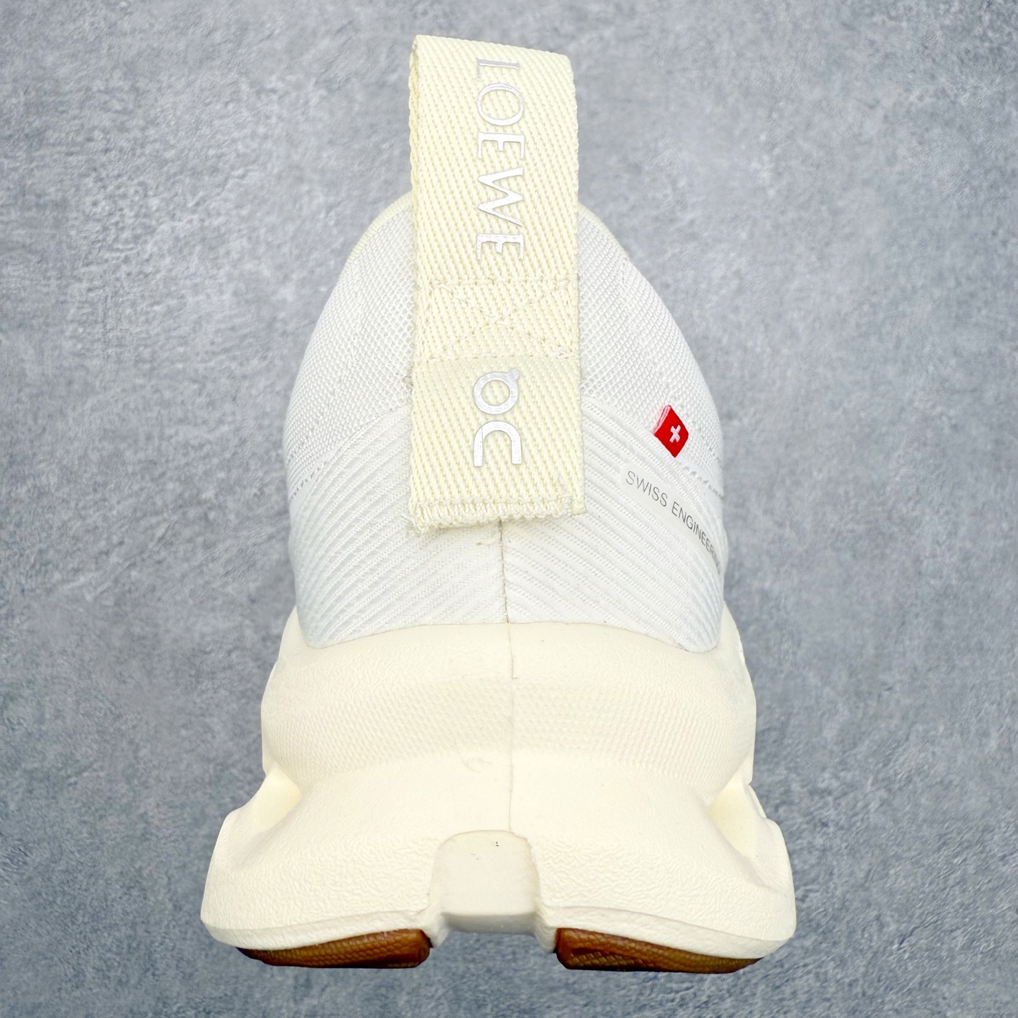 图片[8]-LOEWE x On Cloudtilt 2.0 昂跑罗意威联名 圆头系带生活休闲鞋 此运动品牌 开创于2010年 缓震着陆、强效回弹、轻柔质感的设计构思始终是ON研制关键 与此同时基于“为全球提供革新性的跑步感受”信念 陆续推出了多款跑鞋及其以专业运动人体跑步工程学为设计关键的功能性跑步服饰设备 让跑者不费力气地畅快畅跑 尺码：36 36.5 37.5 38 38.5 39 40 40.5 41 42 42.5 43 44 44.5 45-选品中心