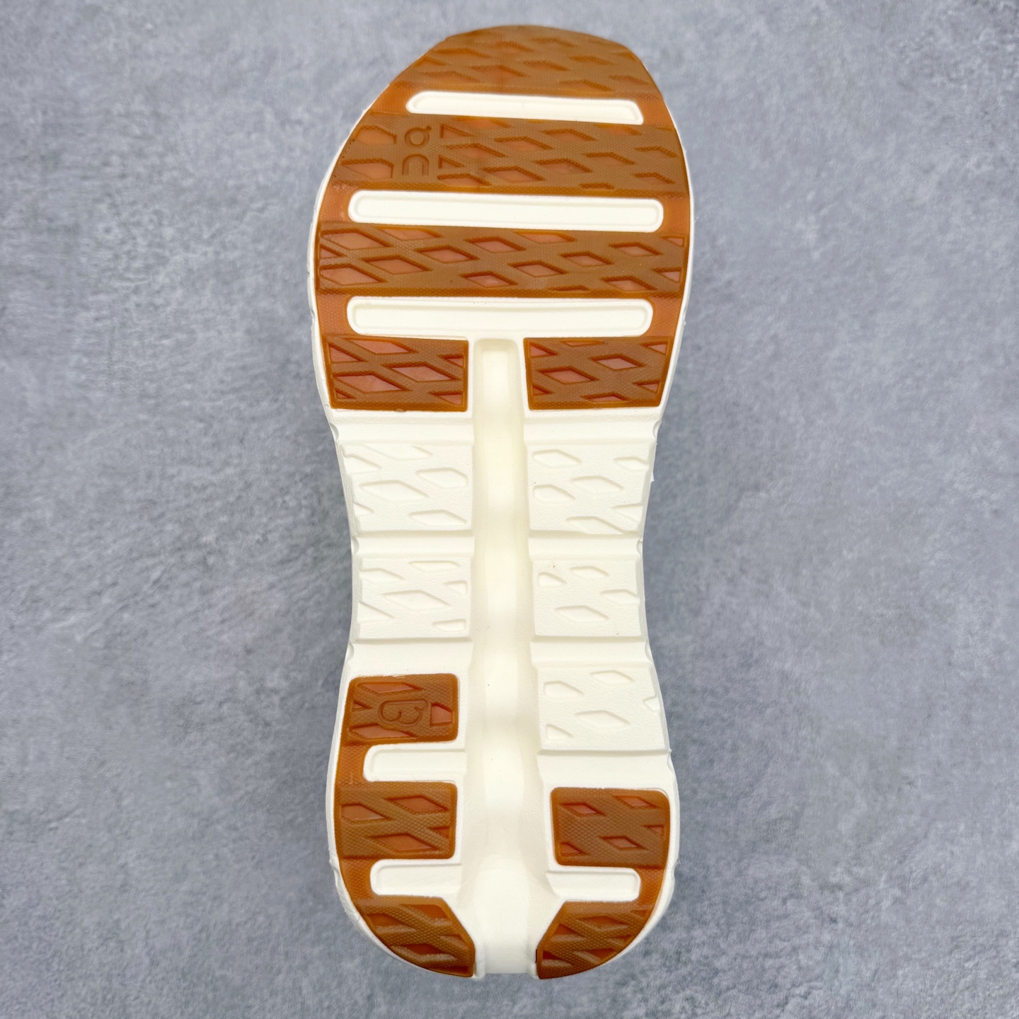 图片[9]-LOEWE x On Cloudtilt 2.0 昂跑罗意威联名 圆头系带生活休闲鞋 此运动品牌 开创于2010年 缓震着陆、强效回弹、轻柔质感的设计构思始终是ON研制关键 与此同时基于“为全球提供革新性的跑步感受”信念 陆续推出了多款跑鞋及其以专业运动人体跑步工程学为设计关键的功能性跑步服饰设备 让跑者不费力气地畅快畅跑 尺码：36 36.5 37.5 38 38.5 39 40 40.5 41 42 42.5 43 44 44.5 45-选品中心