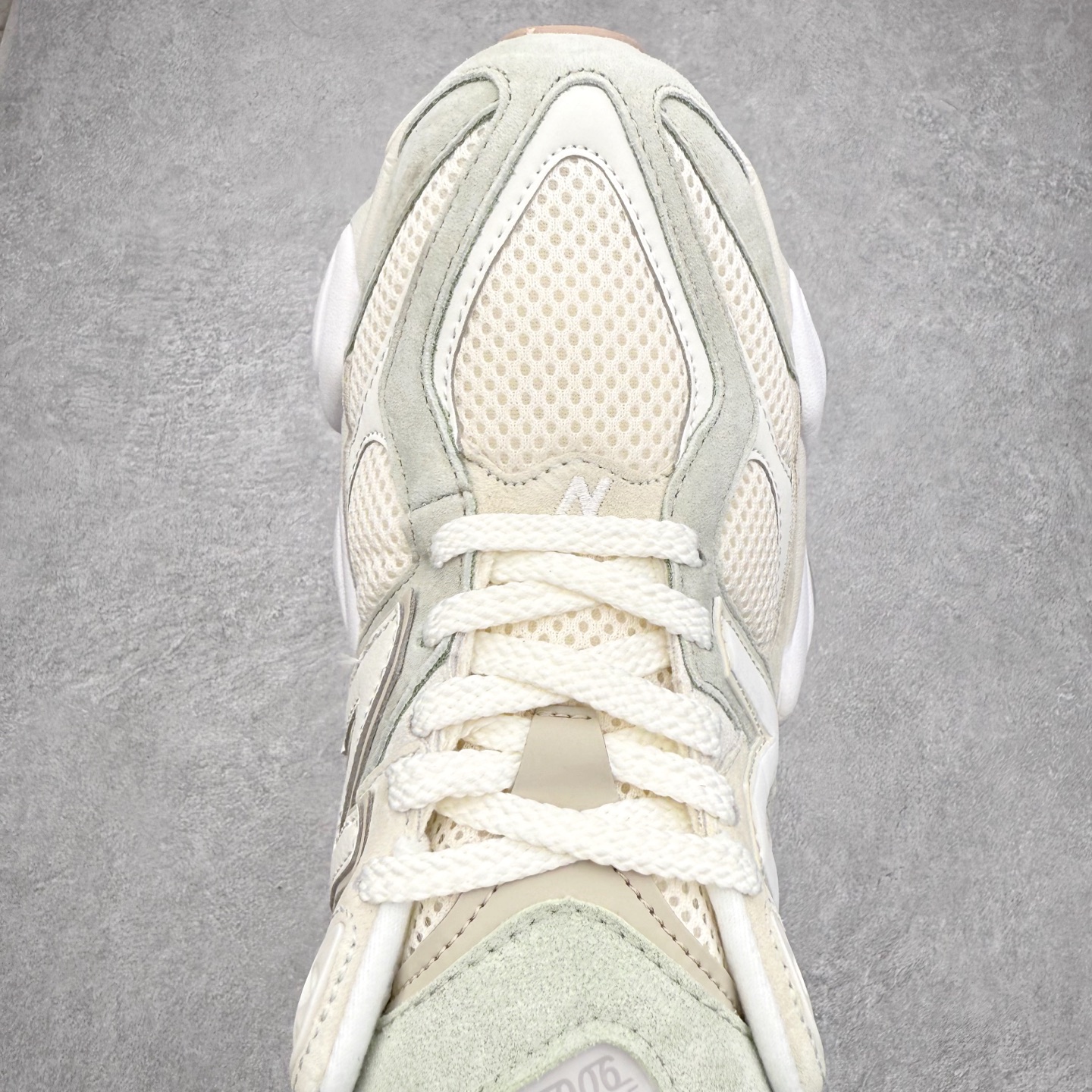 图片[4]-New Balance NB9060 复古运动鞋 新百伦又带来了新鞋型 并且是与芝加哥街头品牌 Joe Freshgoods 的联名款 鞋身主体采用了类似 990 系列的设计风格 与传统复古慢跑鞋区别不大 最大的变化就是鞋底部分 在传统设计的中底外层 增加了多个分区的模块 圆润的线条设计与我们熟悉的 New Balance 风格截然不同 但与同样充满弧形线条的鞋面搭配 看起来毫无违和感 尺码：36-45-选品中心