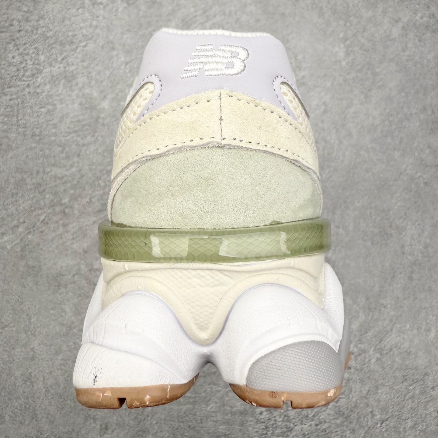 图片[8]-New Balance NB9060 复古运动鞋 新百伦又带来了新鞋型 并且是与芝加哥街头品牌 Joe Freshgoods 的联名款 鞋身主体采用了类似 990 系列的设计风格 与传统复古慢跑鞋区别不大 最大的变化就是鞋底部分 在传统设计的中底外层 增加了多个分区的模块 圆润的线条设计与我们熟悉的 New Balance 风格截然不同 但与同样充满弧形线条的鞋面搭配 看起来毫无违和感 尺码：36-45-选品中心