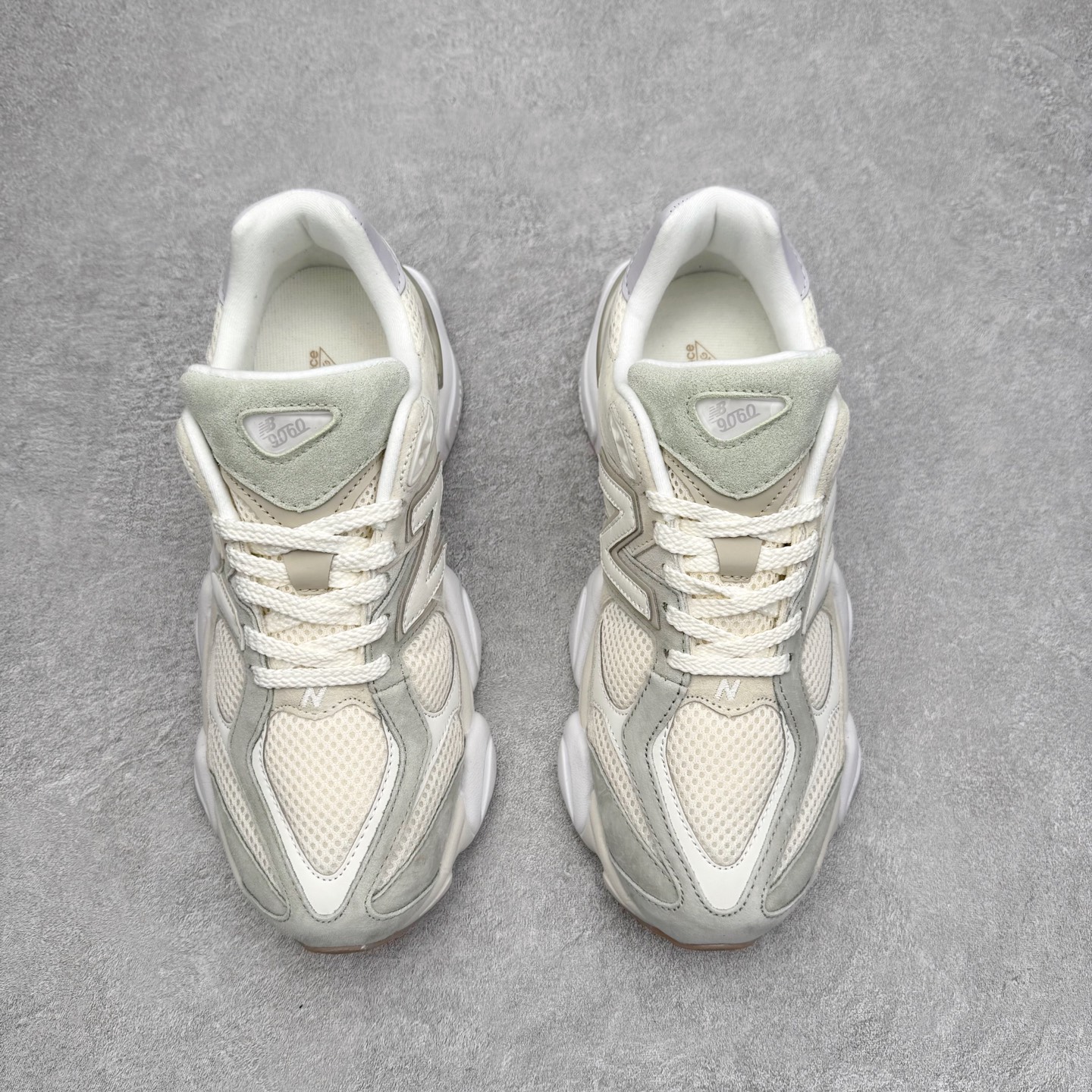 图片[2]-New Balance NB9060 复古运动鞋 新百伦又带来了新鞋型 并且是与芝加哥街头品牌 Joe Freshgoods 的联名款 鞋身主体采用了类似 990 系列的设计风格 与传统复古慢跑鞋区别不大 最大的变化就是鞋底部分 在传统设计的中底外层 增加了多个分区的模块 圆润的线条设计与我们熟悉的 New Balance 风格截然不同 但与同样充满弧形线条的鞋面搭配 看起来毫无违和感 尺码：36-45-选品中心