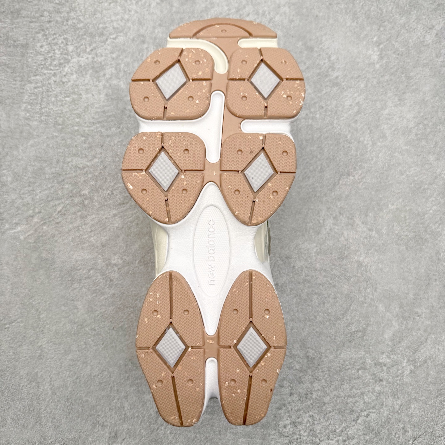 图片[9]-New Balance NB9060 复古运动鞋 新百伦又带来了新鞋型 并且是与芝加哥街头品牌 Joe Freshgoods 的联名款 鞋身主体采用了类似 990 系列的设计风格 与传统复古慢跑鞋区别不大 最大的变化就是鞋底部分 在传统设计的中底外层 增加了多个分区的模块 圆润的线条设计与我们熟悉的 New Balance 风格截然不同 但与同样充满弧形线条的鞋面搭配 看起来毫无违和感 尺码：36-45-选品中心