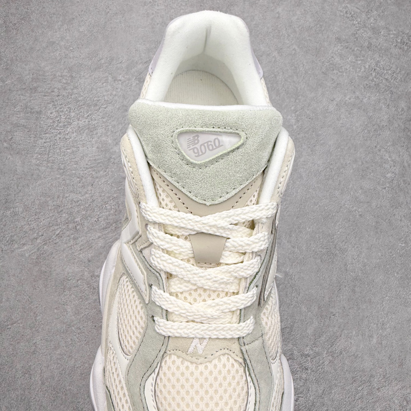 图片[5]-New Balance NB9060 复古运动鞋 新百伦又带来了新鞋型 并且是与芝加哥街头品牌 Joe Freshgoods 的联名款 鞋身主体采用了类似 990 系列的设计风格 与传统复古慢跑鞋区别不大 最大的变化就是鞋底部分 在传统设计的中底外层 增加了多个分区的模块 圆润的线条设计与我们熟悉的 New Balance 风格截然不同 但与同样充满弧形线条的鞋面搭配 看起来毫无违和感 尺码：36-45-选品中心