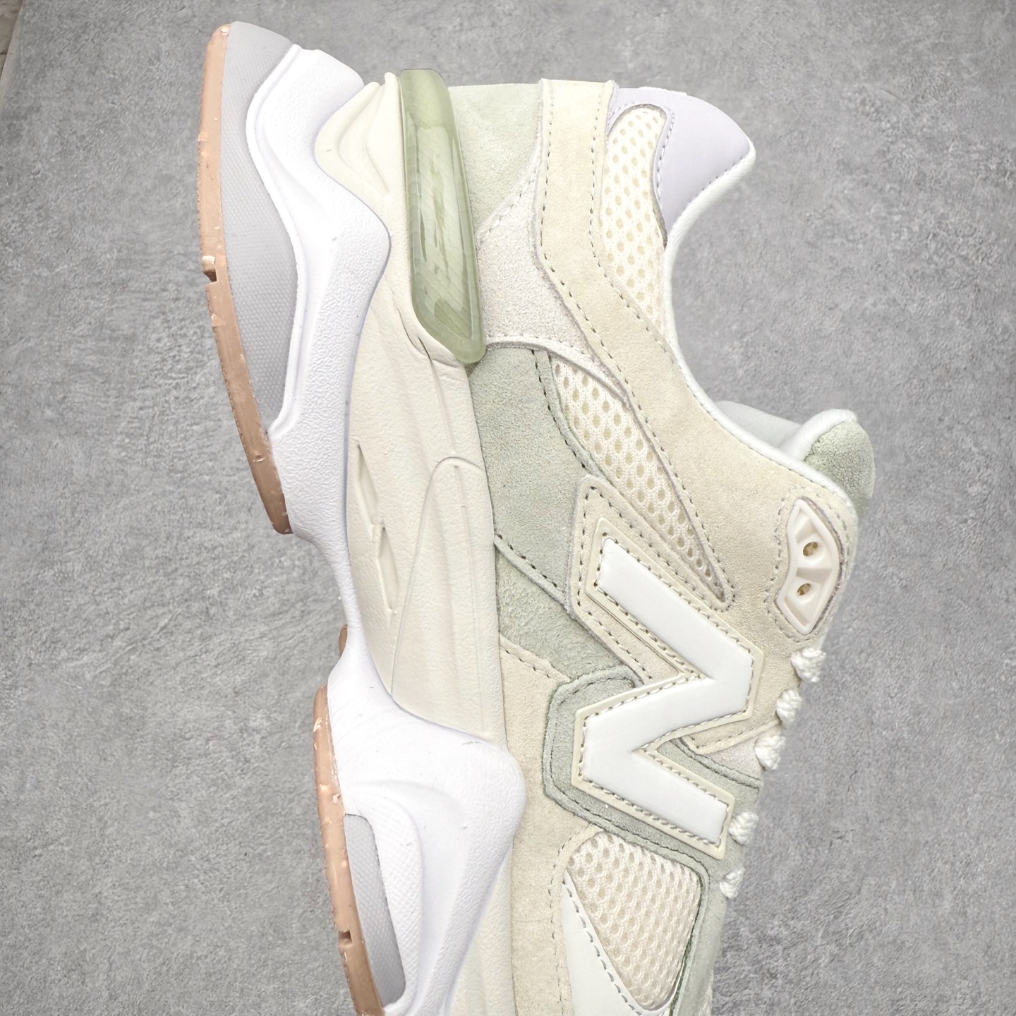 图片[6]-New Balance NB9060 复古运动鞋 新百伦又带来了新鞋型 并且是与芝加哥街头品牌 Joe Freshgoods 的联名款 鞋身主体采用了类似 990 系列的设计风格 与传统复古慢跑鞋区别不大 最大的变化就是鞋底部分 在传统设计的中底外层 增加了多个分区的模块 圆润的线条设计与我们熟悉的 New Balance 风格截然不同 但与同样充满弧形线条的鞋面搭配 看起来毫无违和感 尺码：36-45-选品中心