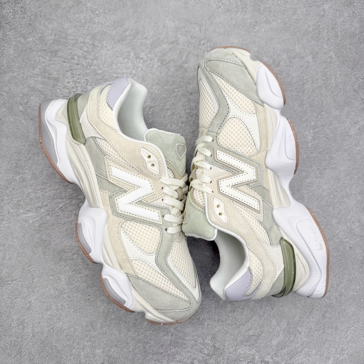 图片[3]-New Balance NB9060 复古运动鞋 新百伦又带来了新鞋型 并且是与芝加哥街头品牌 Joe Freshgoods 的联名款 鞋身主体采用了类似 990 系列的设计风格 与传统复古慢跑鞋区别不大 最大的变化就是鞋底部分 在传统设计的中底外层 增加了多个分区的模块 圆润的线条设计与我们熟悉的 New Balance 风格截然不同 但与同样充满弧形线条的鞋面搭配 看起来毫无违和感 尺码：36-45-选品中心