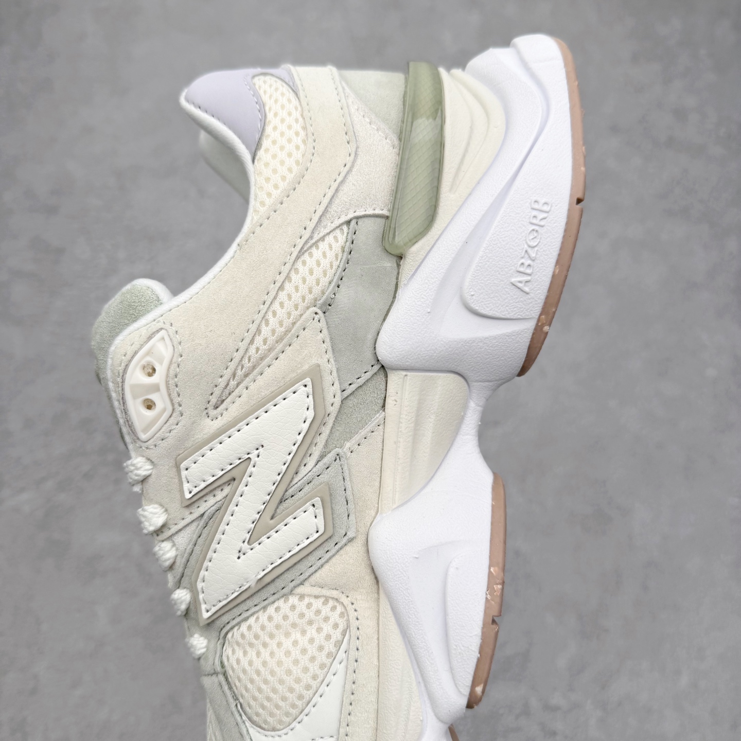 图片[7]-New Balance NB9060 复古运动鞋 新百伦又带来了新鞋型 并且是与芝加哥街头品牌 Joe Freshgoods 的联名款 鞋身主体采用了类似 990 系列的设计风格 与传统复古慢跑鞋区别不大 最大的变化就是鞋底部分 在传统设计的中底外层 增加了多个分区的模块 圆润的线条设计与我们熟悉的 New Balance 风格截然不同 但与同样充满弧形线条的鞋面搭配 看起来毫无违和感 尺码：36-45-选品中心