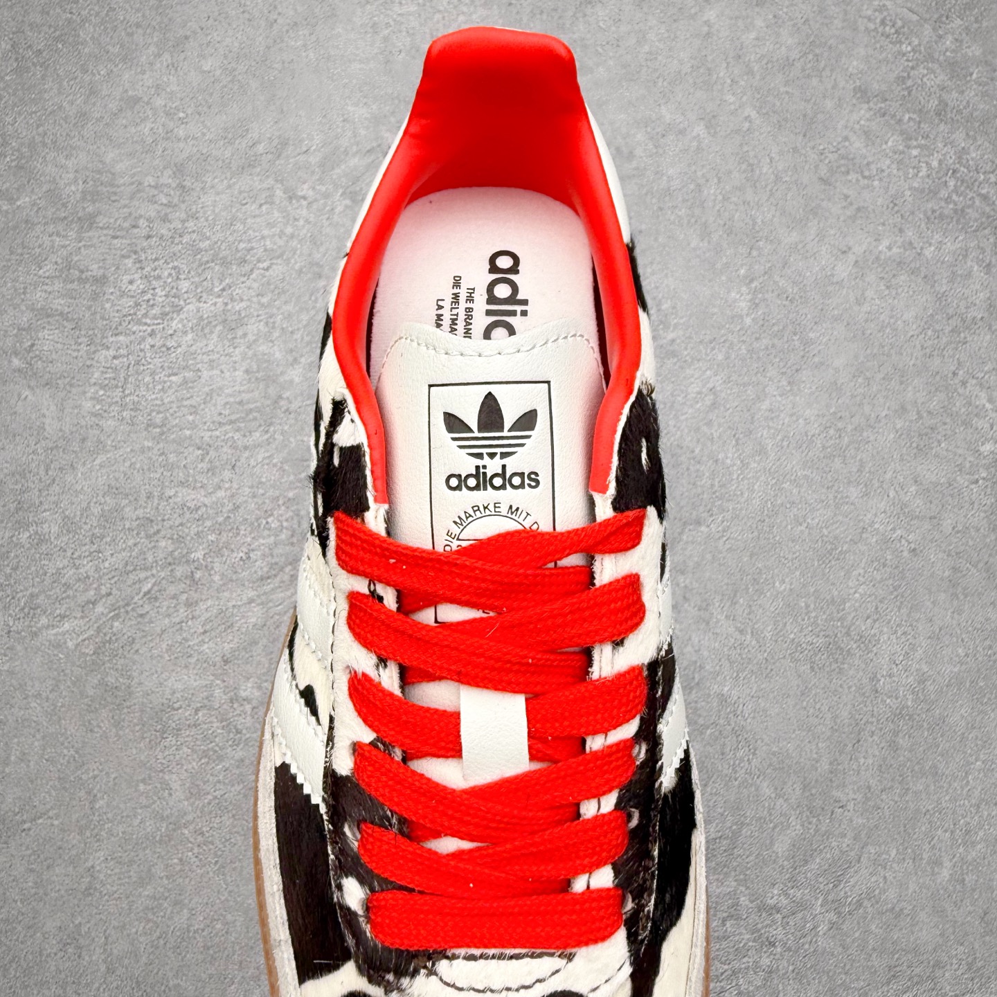 图片[5]-AD Original Samba OG 复古经典轻便板鞋 KI6956 口碑大厂出品 品控大底版型不断改良更新 全套原纸板楦头开发 确保原汁原味 完美呈现桑巴版型 一比一鞋头弧度高度鞋身弧度 此版本只针对中端市场 皮料材质有所更替 其他数据细节工艺流程均保持一致 绝不口嗨 细节品控鞋型随意对比 正确烫金高频细节 原装纳米超迁皮料 独家私模橡胶大底 原盒原配 这款桑巴鞋展示了高质量的工艺 带有装饰的超锁缝制和无缝的手感 柔软、柔软的皮革造型和标志性的3条纹完成了精致的外观 正规合身鞋带 鞋面上有绒面鞋垫 橡胶鞋底 享受正畸套筒软感 自50年代首次亮相以来就一直在赢得粉丝的青睐 尺码：35.5 36 36.5 37.5 38 38.5 39 40 40.5 41 42 42.5 43 44 44.5 45-选品中心