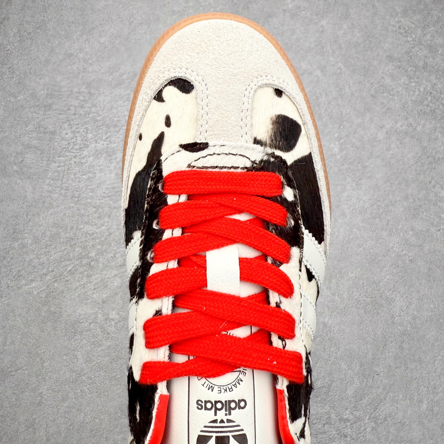 图片[4]-AD Original Samba OG 复古经典轻便板鞋 KI6956 口碑大厂出品 品控大底版型不断改良更新 全套原纸板楦头开发 确保原汁原味 完美呈现桑巴版型 一比一鞋头弧度高度鞋身弧度 此版本只针对中端市场 皮料材质有所更替 其他数据细节工艺流程均保持一致 绝不口嗨 细节品控鞋型随意对比 正确烫金高频细节 原装纳米超迁皮料 独家私模橡胶大底 原盒原配 这款桑巴鞋展示了高质量的工艺 带有装饰的超锁缝制和无缝的手感 柔软、柔软的皮革造型和标志性的3条纹完成了精致的外观 正规合身鞋带 鞋面上有绒面鞋垫 橡胶鞋底 享受正畸套筒软感 自50年代首次亮相以来就一直在赢得粉丝的青睐 尺码：35.5 36 36.5 37.5 38 38.5 39 40 40.5 41 42 42.5 43 44 44.5 45-选品中心