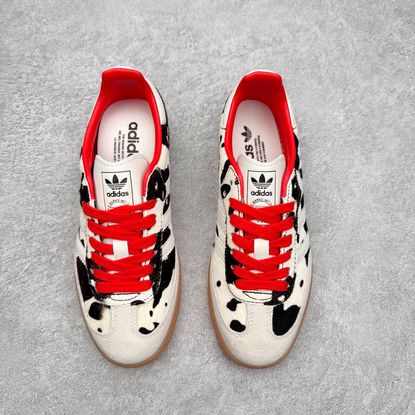 图片[2]-AD Original Samba OG 复古经典轻便板鞋 KI6956 口碑大厂出品 品控大底版型不断改良更新 全套原纸板楦头开发 确保原汁原味 完美呈现桑巴版型 一比一鞋头弧度高度鞋身弧度 此版本只针对中端市场 皮料材质有所更替 其他数据细节工艺流程均保持一致 绝不口嗨 细节品控鞋型随意对比 正确烫金高频细节 原装纳米超迁皮料 独家私模橡胶大底 原盒原配 这款桑巴鞋展示了高质量的工艺 带有装饰的超锁缝制和无缝的手感 柔软、柔软的皮革造型和标志性的3条纹完成了精致的外观 正规合身鞋带 鞋面上有绒面鞋垫 橡胶鞋底 享受正畸套筒软感 自50年代首次亮相以来就一直在赢得粉丝的青睐 尺码：35.5 36 36.5 37.5 38 38.5 39 40 40.5 41 42 42.5 43 44 44.5 45-选品中心