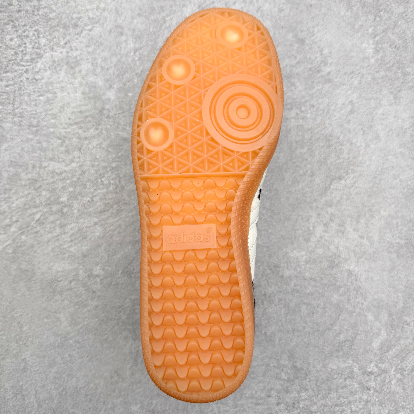 图片[9]-AD Original Samba OG 复古经典轻便板鞋 KI6956 口碑大厂出品 品控大底版型不断改良更新 全套原纸板楦头开发 确保原汁原味 完美呈现桑巴版型 一比一鞋头弧度高度鞋身弧度 此版本只针对中端市场 皮料材质有所更替 其他数据细节工艺流程均保持一致 绝不口嗨 细节品控鞋型随意对比 正确烫金高频细节 原装纳米超迁皮料 独家私模橡胶大底 原盒原配 这款桑巴鞋展示了高质量的工艺 带有装饰的超锁缝制和无缝的手感 柔软、柔软的皮革造型和标志性的3条纹完成了精致的外观 正规合身鞋带 鞋面上有绒面鞋垫 橡胶鞋底 享受正畸套筒软感 自50年代首次亮相以来就一直在赢得粉丝的青睐 尺码：35.5 36 36.5 37.5 38 38.5 39 40 40.5 41 42 42.5 43 44 44.5 45-选品中心