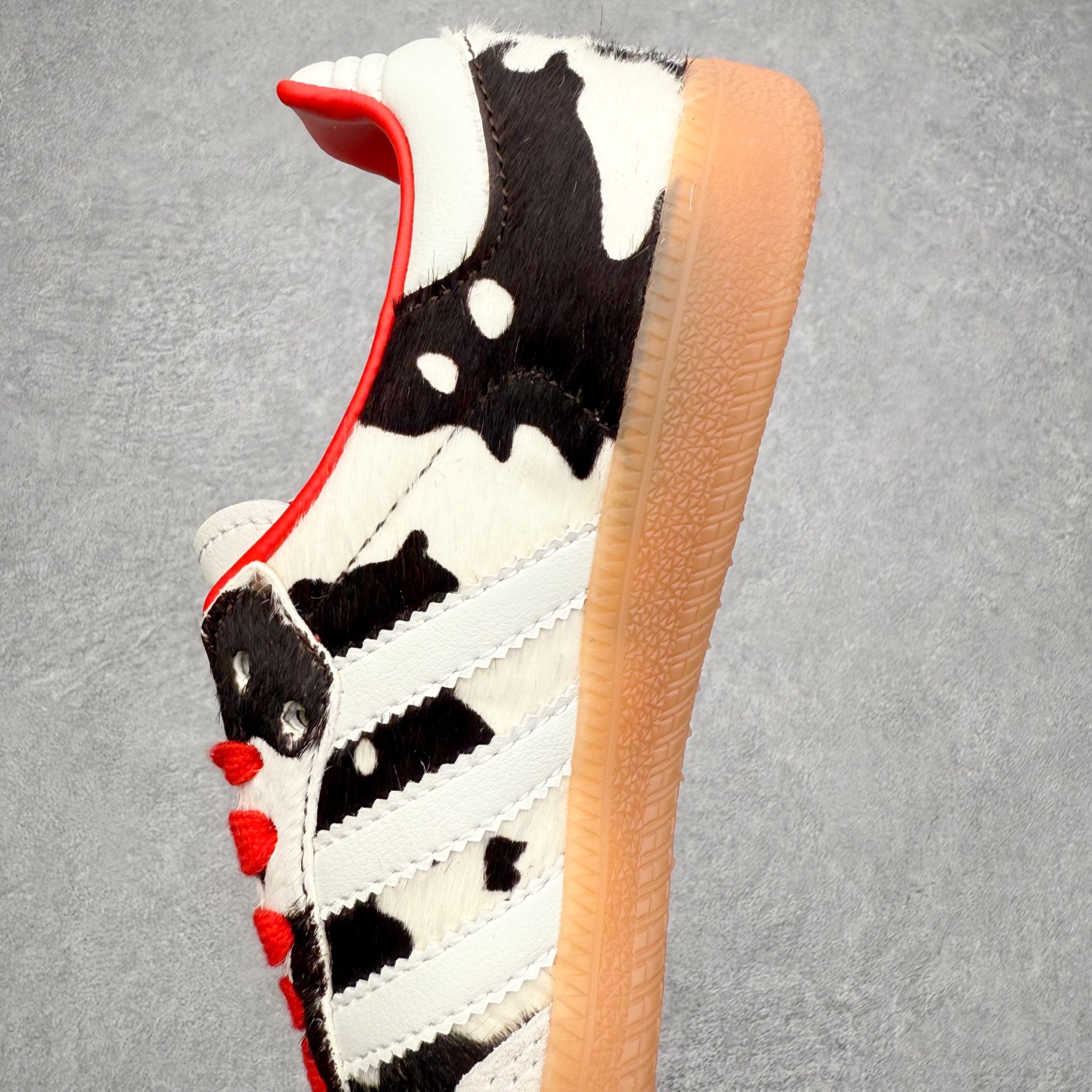 图片[7]-AD Original Samba OG 复古经典轻便板鞋 KI6956 口碑大厂出品 品控大底版型不断改良更新 全套原纸板楦头开发 确保原汁原味 完美呈现桑巴版型 一比一鞋头弧度高度鞋身弧度 此版本只针对中端市场 皮料材质有所更替 其他数据细节工艺流程均保持一致 绝不口嗨 细节品控鞋型随意对比 正确烫金高频细节 原装纳米超迁皮料 独家私模橡胶大底 原盒原配 这款桑巴鞋展示了高质量的工艺 带有装饰的超锁缝制和无缝的手感 柔软、柔软的皮革造型和标志性的3条纹完成了精致的外观 正规合身鞋带 鞋面上有绒面鞋垫 橡胶鞋底 享受正畸套筒软感 自50年代首次亮相以来就一直在赢得粉丝的青睐 尺码：35.5 36 36.5 37.5 38 38.5 39 40 40.5 41 42 42.5 43 44 44.5 45-选品中心