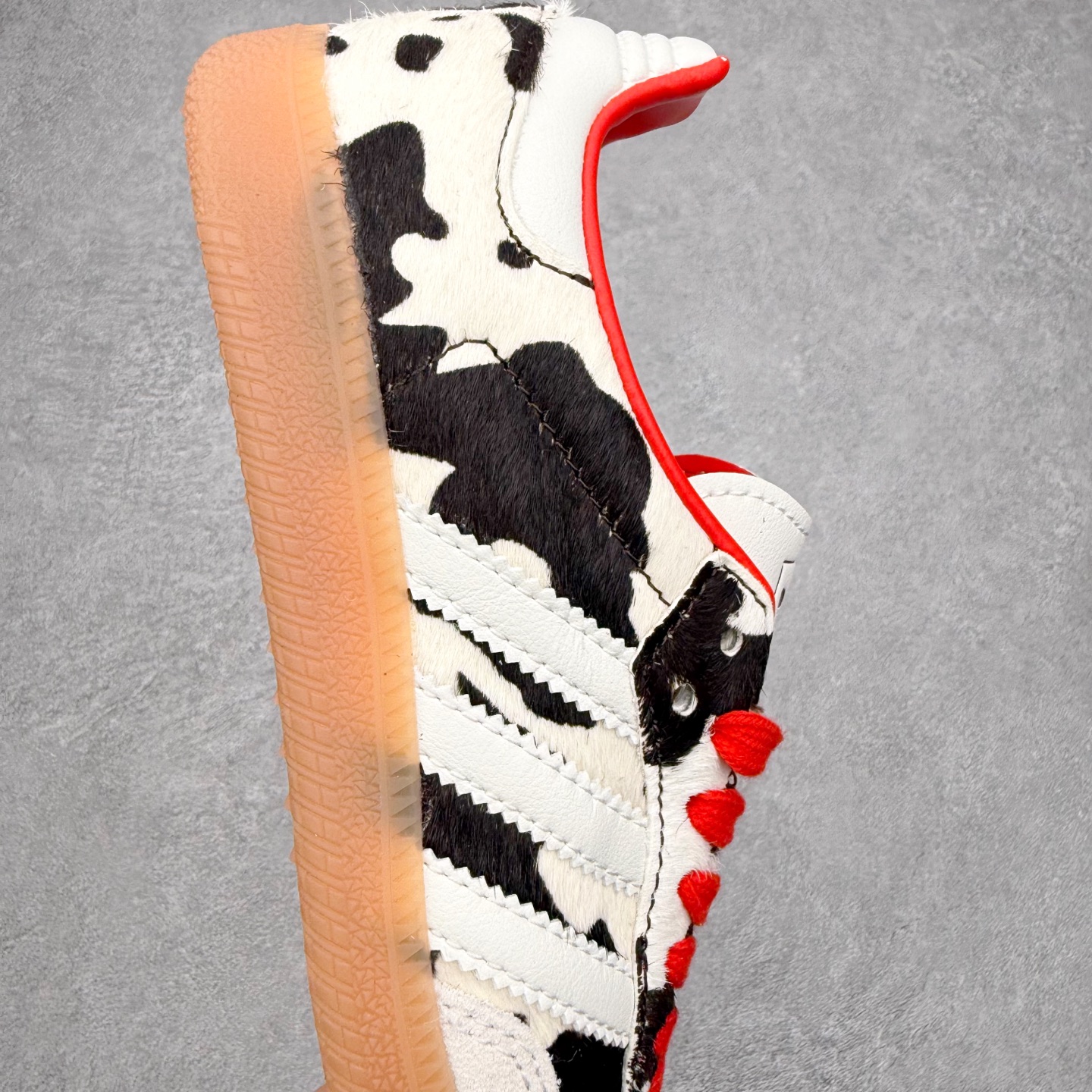 图片[6]-AD Original Samba OG 复古经典轻便板鞋 KI6956 口碑大厂出品 品控大底版型不断改良更新 全套原纸板楦头开发 确保原汁原味 完美呈现桑巴版型 一比一鞋头弧度高度鞋身弧度 此版本只针对中端市场 皮料材质有所更替 其他数据细节工艺流程均保持一致 绝不口嗨 细节品控鞋型随意对比 正确烫金高频细节 原装纳米超迁皮料 独家私模橡胶大底 原盒原配 这款桑巴鞋展示了高质量的工艺 带有装饰的超锁缝制和无缝的手感 柔软、柔软的皮革造型和标志性的3条纹完成了精致的外观 正规合身鞋带 鞋面上有绒面鞋垫 橡胶鞋底 享受正畸套筒软感 自50年代首次亮相以来就一直在赢得粉丝的青睐 尺码：35.5 36 36.5 37.5 38 38.5 39 40 40.5 41 42 42.5 43 44 44.5 45-选品中心