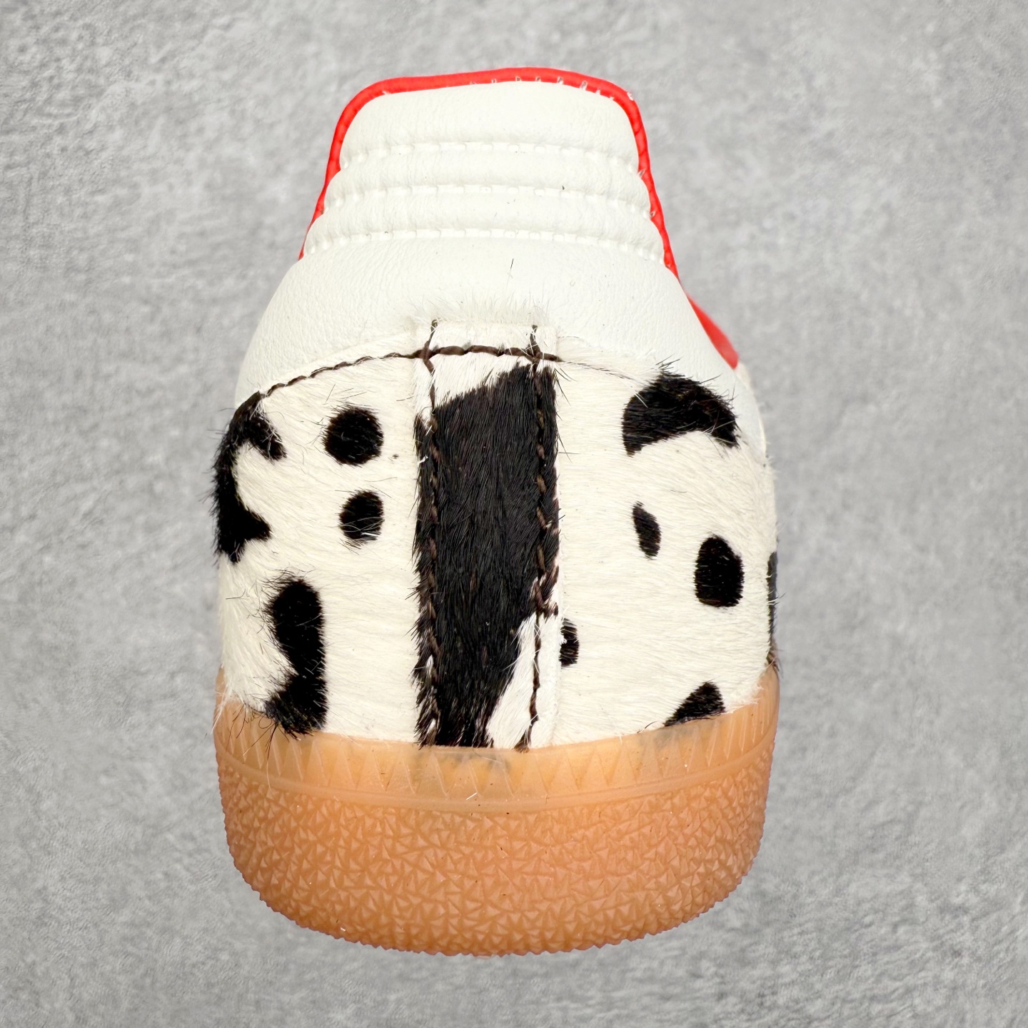 图片[8]-AD Original Samba OG 复古经典轻便板鞋 KI6956 口碑大厂出品 品控大底版型不断改良更新 全套原纸板楦头开发 确保原汁原味 完美呈现桑巴版型 一比一鞋头弧度高度鞋身弧度 此版本只针对中端市场 皮料材质有所更替 其他数据细节工艺流程均保持一致 绝不口嗨 细节品控鞋型随意对比 正确烫金高频细节 原装纳米超迁皮料 独家私模橡胶大底 原盒原配 这款桑巴鞋展示了高质量的工艺 带有装饰的超锁缝制和无缝的手感 柔软、柔软的皮革造型和标志性的3条纹完成了精致的外观 正规合身鞋带 鞋面上有绒面鞋垫 橡胶鞋底 享受正畸套筒软感 自50年代首次亮相以来就一直在赢得粉丝的青睐 尺码：35.5 36 36.5 37.5 38 38.5 39 40 40.5 41 42 42.5 43 44 44.5 45-选品中心