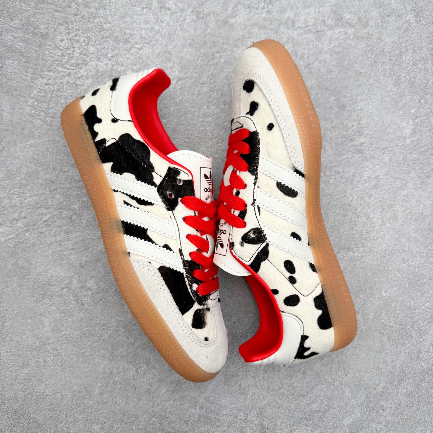 图片[3]-AD Original Samba OG 复古经典轻便板鞋 KI6956 口碑大厂出品 品控大底版型不断改良更新 全套原纸板楦头开发 确保原汁原味 完美呈现桑巴版型 一比一鞋头弧度高度鞋身弧度 此版本只针对中端市场 皮料材质有所更替 其他数据细节工艺流程均保持一致 绝不口嗨 细节品控鞋型随意对比 正确烫金高频细节 原装纳米超迁皮料 独家私模橡胶大底 原盒原配 这款桑巴鞋展示了高质量的工艺 带有装饰的超锁缝制和无缝的手感 柔软、柔软的皮革造型和标志性的3条纹完成了精致的外观 正规合身鞋带 鞋面上有绒面鞋垫 橡胶鞋底 享受正畸套筒软感 自50年代首次亮相以来就一直在赢得粉丝的青睐 尺码：35.5 36 36.5 37.5 38 38.5 39 40 40.5 41 42 42.5 43 44 44.5 45-选品中心