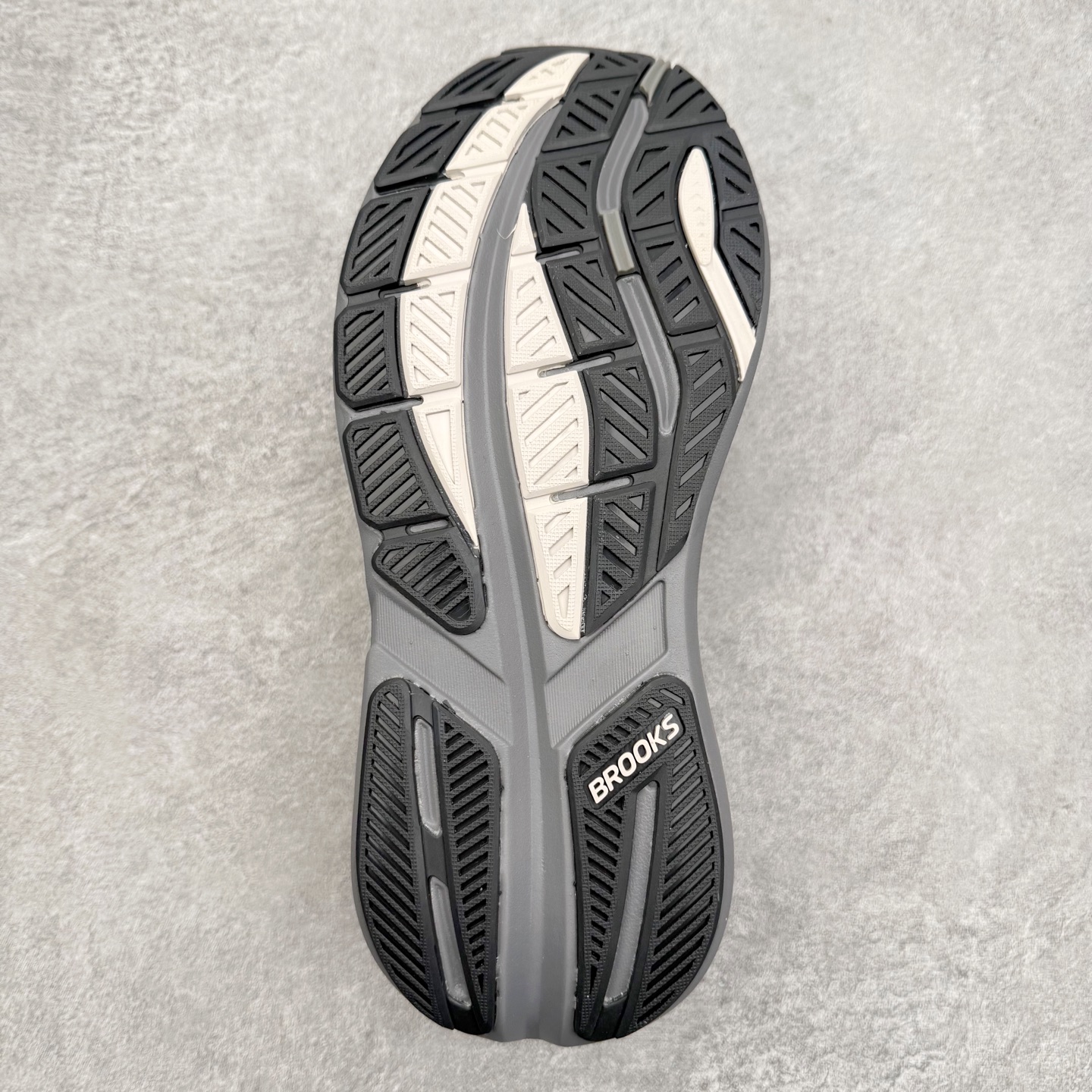 图片[9]-Brooks布鲁克斯 Ghost Max 3 运动舒适防滑耐磨低帮跑步鞋 实拍调校N版已经零色差零失真 百分百还原实物色彩所见即所得 不存在货不对板色差等低级问题 选购参考实物拍摄 不混卖不参货 只用心做好货严格选品 承诺混一赔十 尺码：36 36.5 37.5 38 38.5 39 40 40.5 41 42 42.5 43 44 44.5 45-选品中心