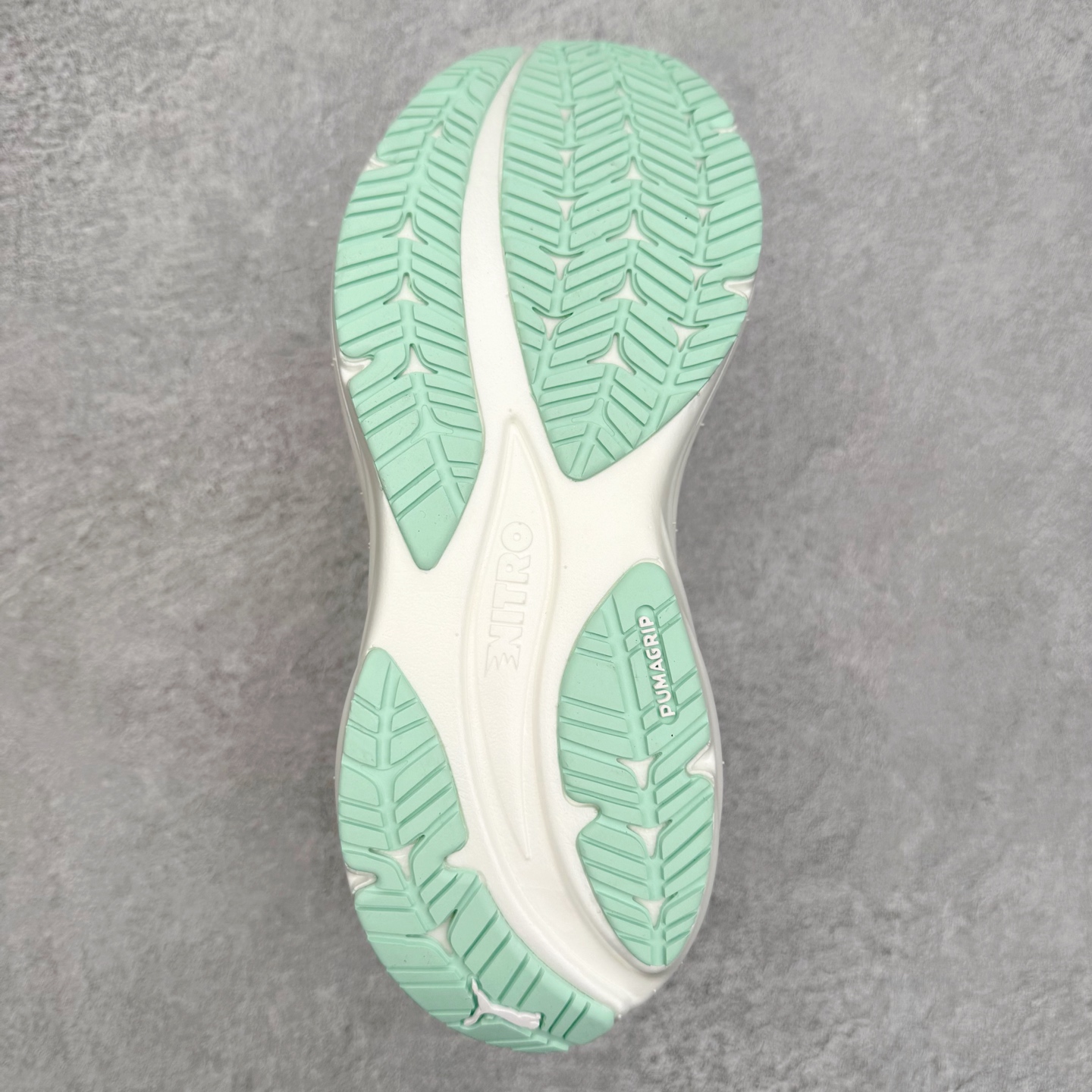 图片[9]-PUMA彪马 Electrify Nitro 4 时尚潮流透气低帮跑步鞋 彪马（Puma）是全球著名的运动品牌，中文作彪马，意为美洲狮，由创始人鲁道夫•达斯勒（Rudolf Dassler）于1948年在德国建立了这个品牌，数十年来PUMA一直在运动界位居要角，近几年来更成功的结合运动、休闲，时尚为一体，跃升为年轻人最爱品牌之一。实拍调校N版已经零色差零失真 百分百还原实物色彩所见即所得 不存在货不对板色差等低级问题 选购参考实物拍摄 不混卖不参货 只用心做好货严格选品 承诺混一赔十 尺码：36 36.5 37.5 38 38.5 39 40 40.5 41 42 42.5 43 44 44.5 45-选品中心