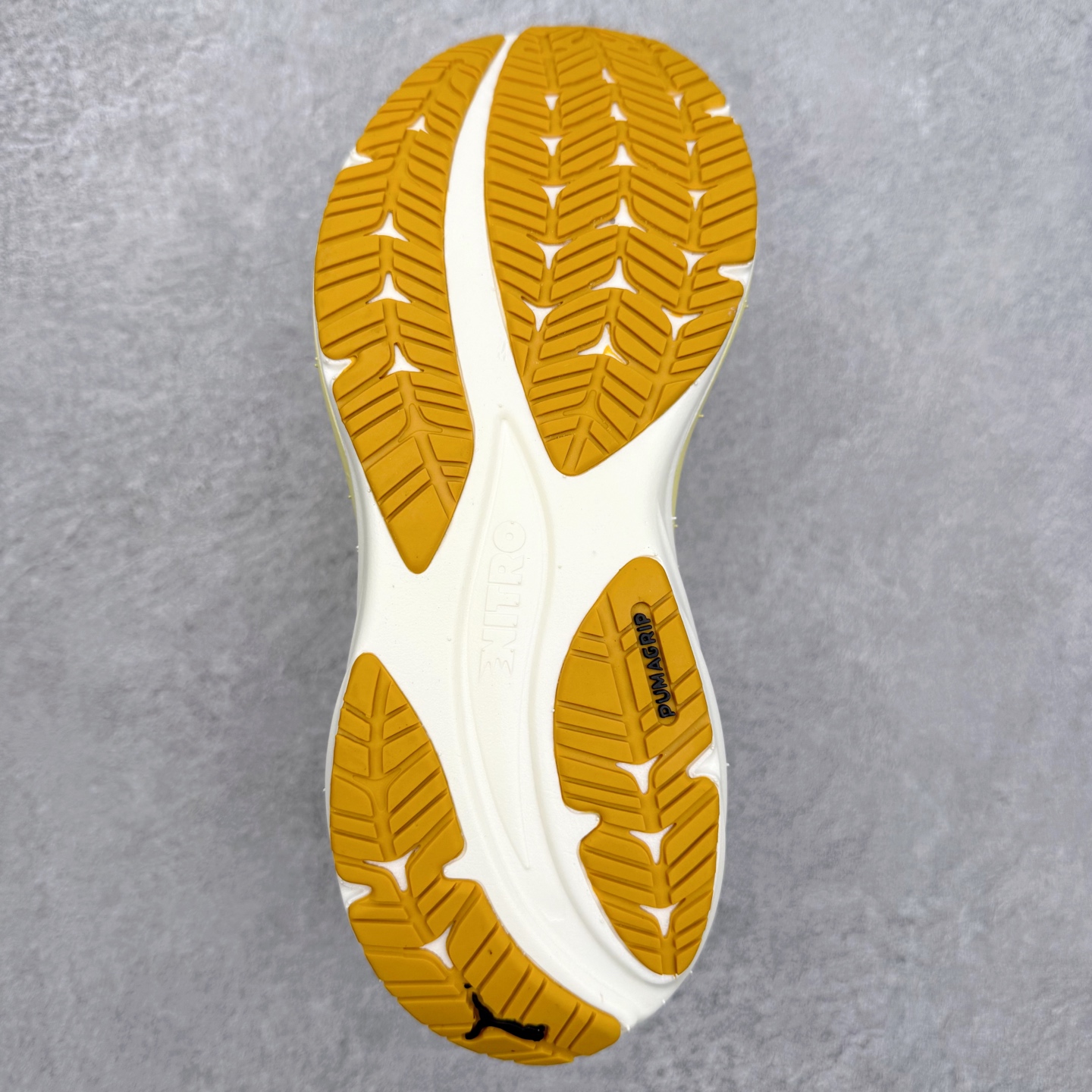 图片[9]-PUMA彪马 Electrify Nitro 4 时尚潮流透气低帮跑步鞋 彪马（Puma）是全球著名的运动品牌，中文作彪马，意为美洲狮，由创始人鲁道夫•达斯勒（Rudolf Dassler）于1948年在德国建立了这个品牌，数十年来PUMA一直在运动界位居要角，近几年来更成功的结合运动、休闲，时尚为一体，跃升为年轻人最爱品牌之一。实拍调校N版已经零色差零失真 百分百还原实物色彩所见即所得 不存在货不对板色差等低级问题 选购参考实物拍摄 不混卖不参货 只用心做好货严格选品 承诺混一赔十 尺码：36 36.5 37.5 38 38.5 39 40 40.5 41 42 42.5 43 44 44.5 45-选品中心