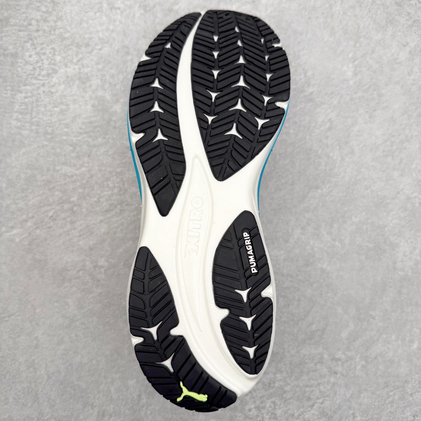 图片[9]-PUMA彪马 Electrify Nitro 4 时尚潮流透气低帮跑步鞋 彪马（Puma）是全球著名的运动品牌，中文作彪马，意为美洲狮，由创始人鲁道夫•达斯勒（Rudolf Dassler）于1948年在德国建立了这个品牌，数十年来PUMA一直在运动界位居要角，近几年来更成功的结合运动、休闲，时尚为一体，跃升为年轻人最爱品牌之一。实拍调校N版已经零色差零失真 百分百还原实物色彩所见即所得 不存在货不对板色差等低级问题 选购参考实物拍摄 不混卖不参货 只用心做好货严格选品 承诺混一赔十 尺码：36 36.5 37.5 38 38.5 39 40 40.5 41 42 42.5 43 44 44.5 45-选品中心