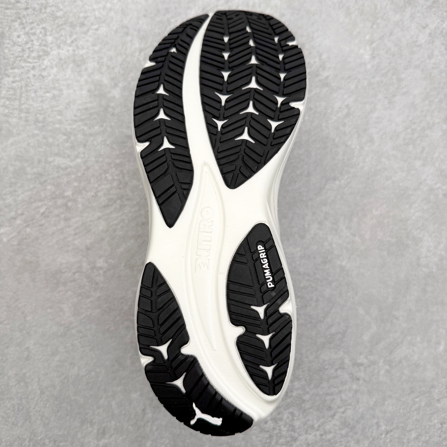 图片[9]-PUMA彪马 Electrify Nitro 4 时尚潮流透气低帮跑步鞋 彪马（Puma）是全球著名的运动品牌，中文作彪马，意为美洲狮，由创始人鲁道夫•达斯勒（Rudolf Dassler）于1948年在德国建立了这个品牌，数十年来PUMA一直在运动界位居要角，近几年来更成功的结合运动、休闲，时尚为一体，跃升为年轻人最爱品牌之一。实拍调校N版已经零色差零失真 百分百还原实物色彩所见即所得 不存在货不对板色差等低级问题 选购参考实物拍摄 不混卖不参货 只用心做好货严格选品 承诺混一赔十 尺码：36 36.5 37.5 38 38.5 39 40 40.5 41 42 42.5 43 44 44.5 45-选品中心