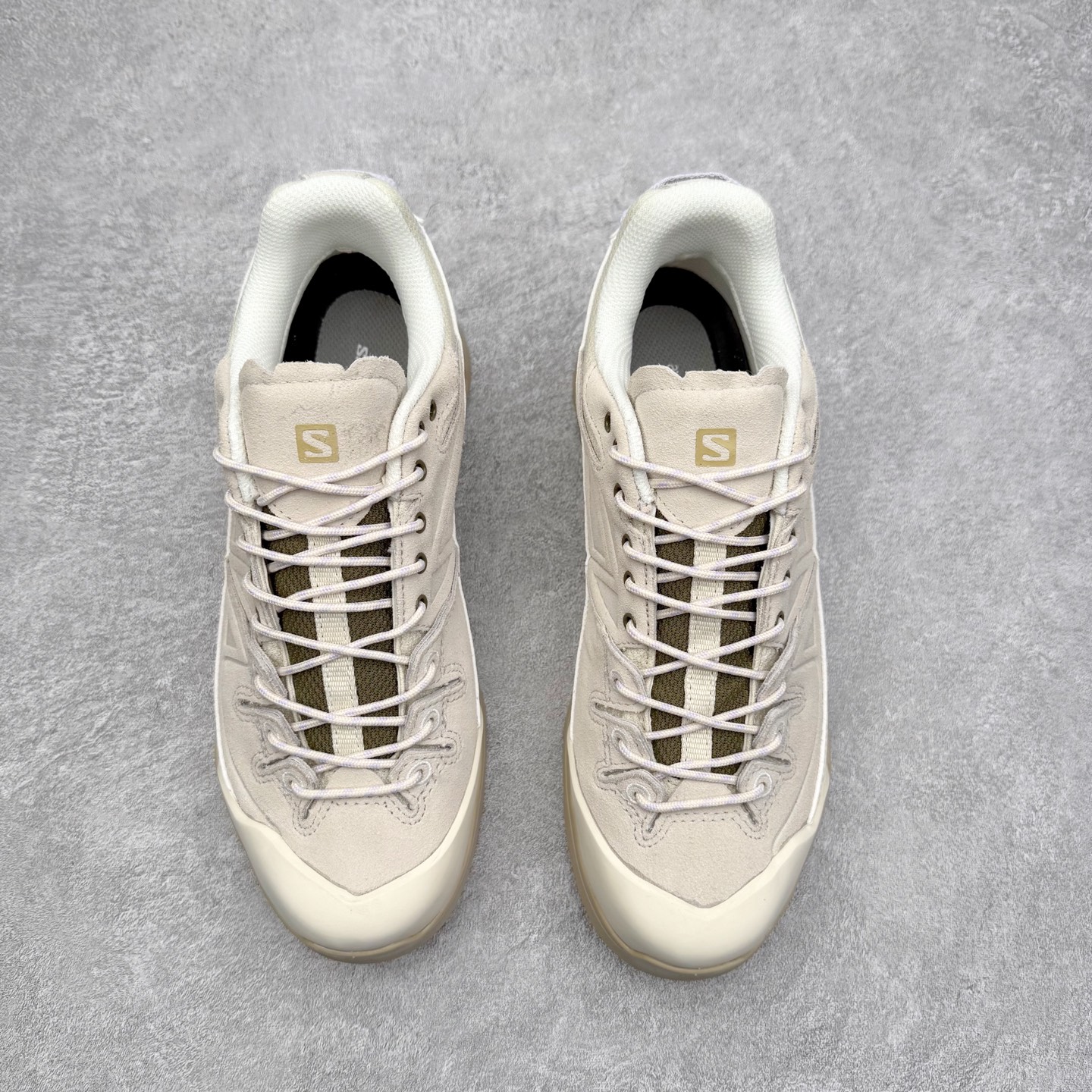 图片[2]-SALOMON萨洛蒙 乙巳CNY蟠虺系列 X ALP PANHUI 时尚 舒适减震包裹性支撑轻便 低帮跑步鞋 男女同款 SALOMON诞生于1947年的法国阿尔卑斯山区，全球知名的户外运动品牌。一直致力于推动滑雪、越野跑等山地运动的发展及产品的进步。其产品设计致力于追求创新和发掘产品的性能极限，帮助喜欢自由的人在山地间不断挑战自我。实拍调校N版已经零色差零失真 百分百还原实物色彩所见即所得 不存在货不对板色差等低级问题 选购参考实物拍摄 不混卖不参货 只用心做好货严格选品 承诺混一赔十 尺码：36 36.5 37.5 38 38.5 39 40 40.5 41 42 42.5 43 44 44.5 45-选品中心