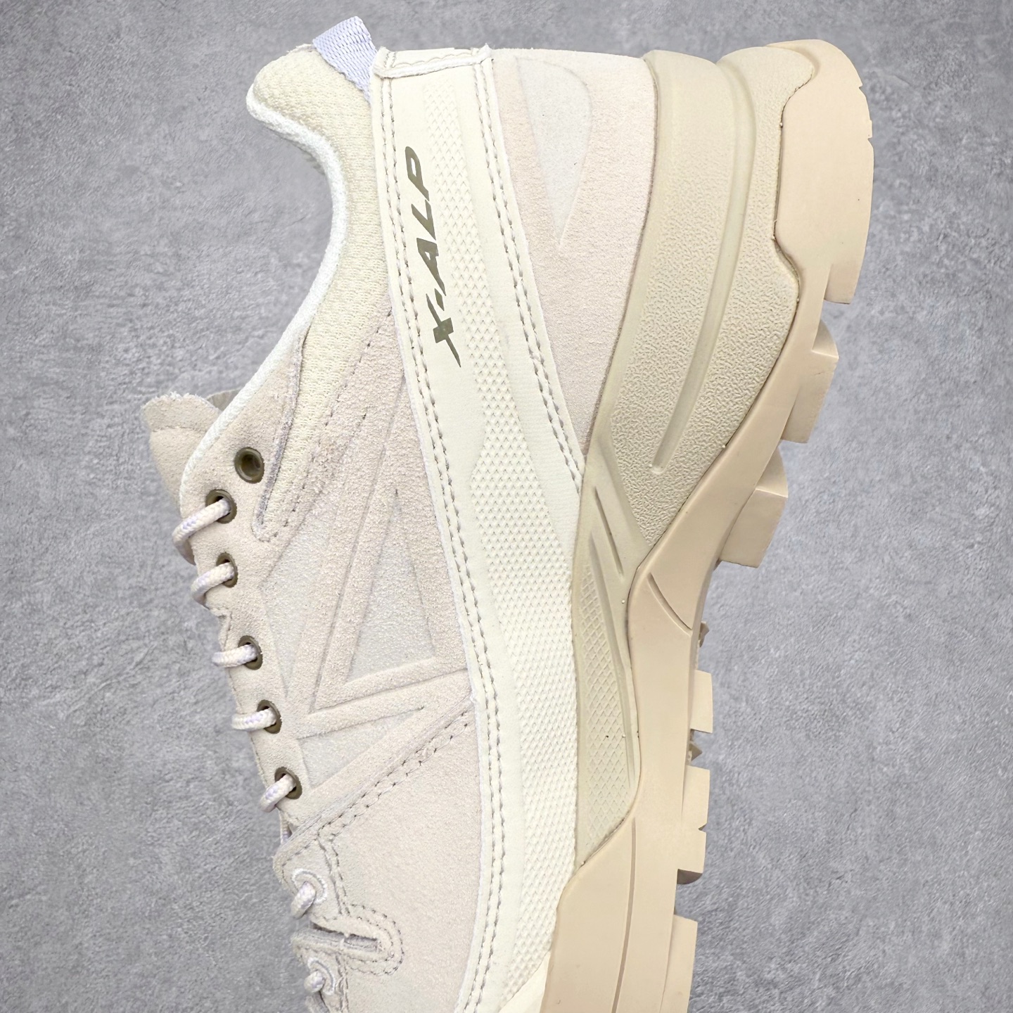 图片[7]-SALOMON萨洛蒙 乙巳CNY蟠虺系列 X ALP PANHUI 时尚 舒适减震包裹性支撑轻便 低帮跑步鞋 男女同款 SALOMON诞生于1947年的法国阿尔卑斯山区，全球知名的户外运动品牌。一直致力于推动滑雪、越野跑等山地运动的发展及产品的进步。其产品设计致力于追求创新和发掘产品的性能极限，帮助喜欢自由的人在山地间不断挑战自我。实拍调校N版已经零色差零失真 百分百还原实物色彩所见即所得 不存在货不对板色差等低级问题 选购参考实物拍摄 不混卖不参货 只用心做好货严格选品 承诺混一赔十 尺码：36 36.5 37.5 38 38.5 39 40 40.5 41 42 42.5 43 44 44.5 45-选品中心