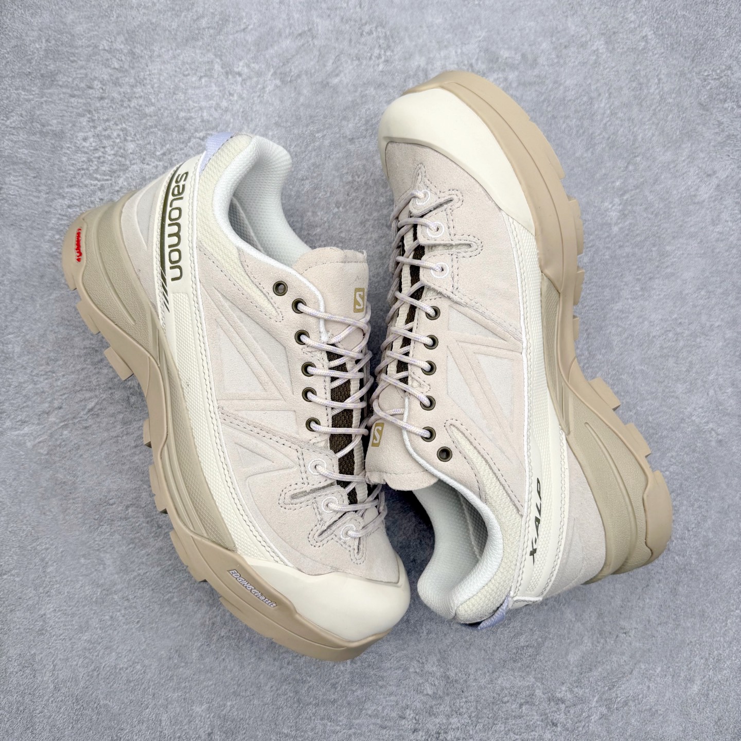 图片[3]-SALOMON萨洛蒙 乙巳CNY蟠虺系列 X ALP PANHUI 时尚 舒适减震包裹性支撑轻便 低帮跑步鞋 男女同款 SALOMON诞生于1947年的法国阿尔卑斯山区，全球知名的户外运动品牌。一直致力于推动滑雪、越野跑等山地运动的发展及产品的进步。其产品设计致力于追求创新和发掘产品的性能极限，帮助喜欢自由的人在山地间不断挑战自我。实拍调校N版已经零色差零失真 百分百还原实物色彩所见即所得 不存在货不对板色差等低级问题 选购参考实物拍摄 不混卖不参货 只用心做好货严格选品 承诺混一赔十 尺码：36 36.5 37.5 38 38.5 39 40 40.5 41 42 42.5 43 44 44.5 45-选品中心