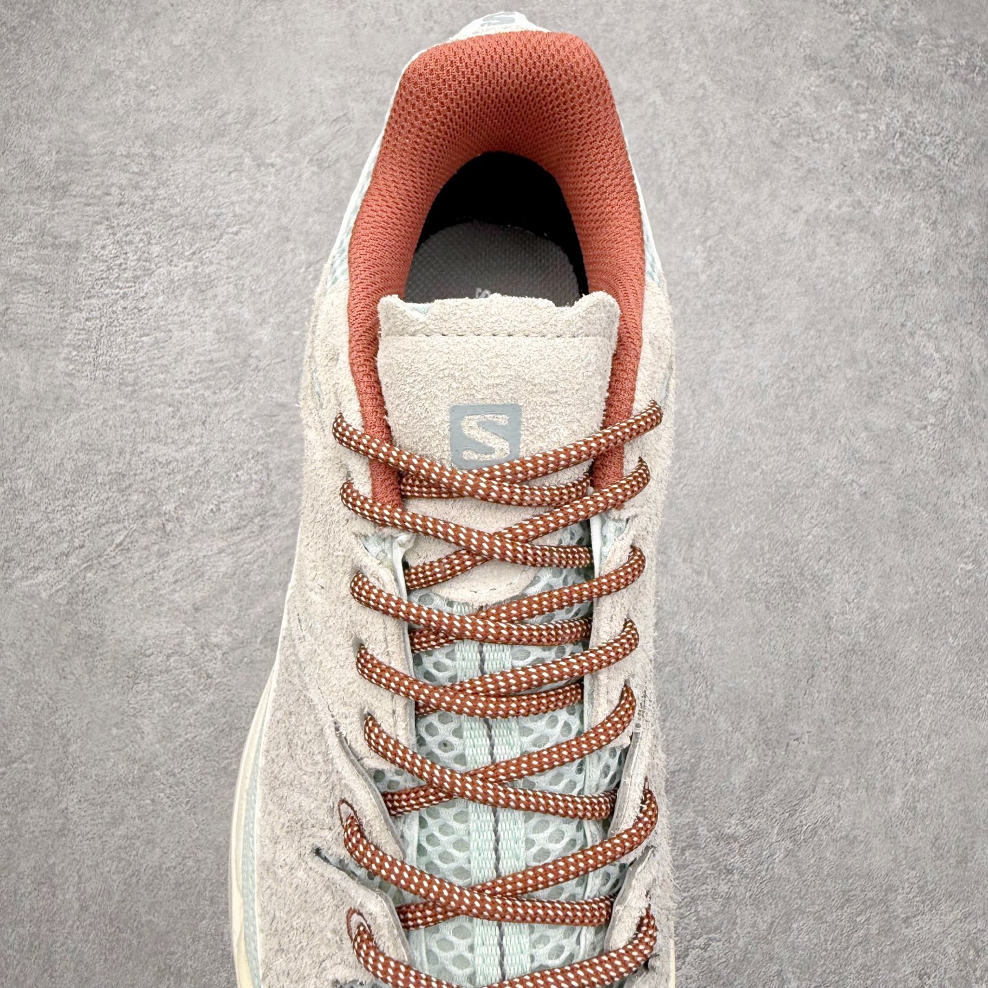 图片[5]-SALOMON萨洛蒙 乙巳CNY蟠虺系列 X ALP PANHUI 时尚 舒适减震包裹性支撑轻便 低帮跑步鞋 男女同款 SALOMON诞生于1947年的法国阿尔卑斯山区，全球知名的户外运动品牌。一直致力于推动滑雪、越野跑等山地运动的发展及产品的进步。其产品设计致力于追求创新和发掘产品的性能极限，帮助喜欢自由的人在山地间不断挑战自我。实拍调校N版已经零色差零失真 百分百还原实物色彩所见即所得 不存在货不对板色差等低级问题 选购参考实物拍摄 不混卖不参货 只用心做好货严格选品 承诺混一赔十 尺码：36 36.5 37.5 38 38.5 39 40 40.5 41 42 42.5 43 44 44.5 45-选品中心