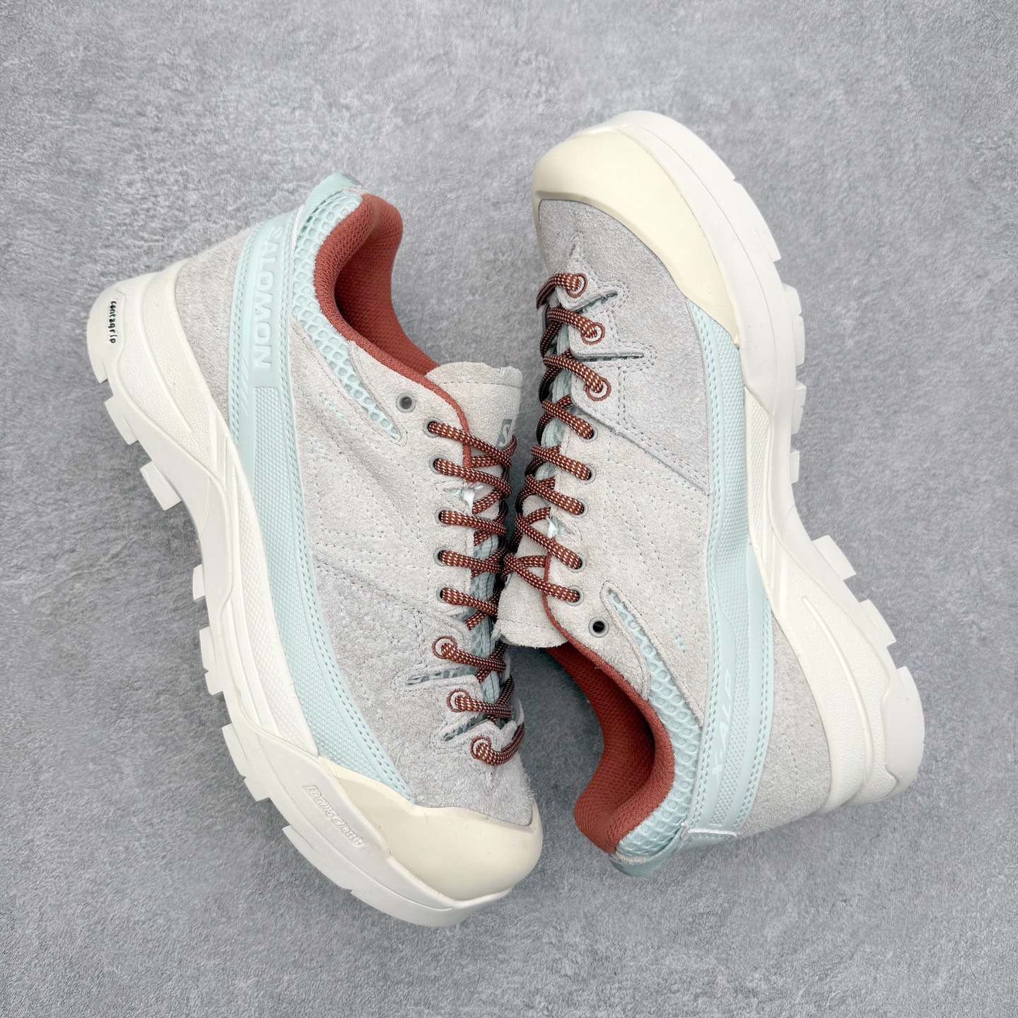 图片[3]-SALOMON萨洛蒙 乙巳CNY蟠虺系列 X ALP PANHUI 时尚 舒适减震包裹性支撑轻便 低帮跑步鞋 男女同款 SALOMON诞生于1947年的法国阿尔卑斯山区，全球知名的户外运动品牌。一直致力于推动滑雪、越野跑等山地运动的发展及产品的进步。其产品设计致力于追求创新和发掘产品的性能极限，帮助喜欢自由的人在山地间不断挑战自我。实拍调校N版已经零色差零失真 百分百还原实物色彩所见即所得 不存在货不对板色差等低级问题 选购参考实物拍摄 不混卖不参货 只用心做好货严格选品 承诺混一赔十 尺码：36 36.5 37.5 38 38.5 39 40 40.5 41 42 42.5 43 44 44.5 45-选品中心