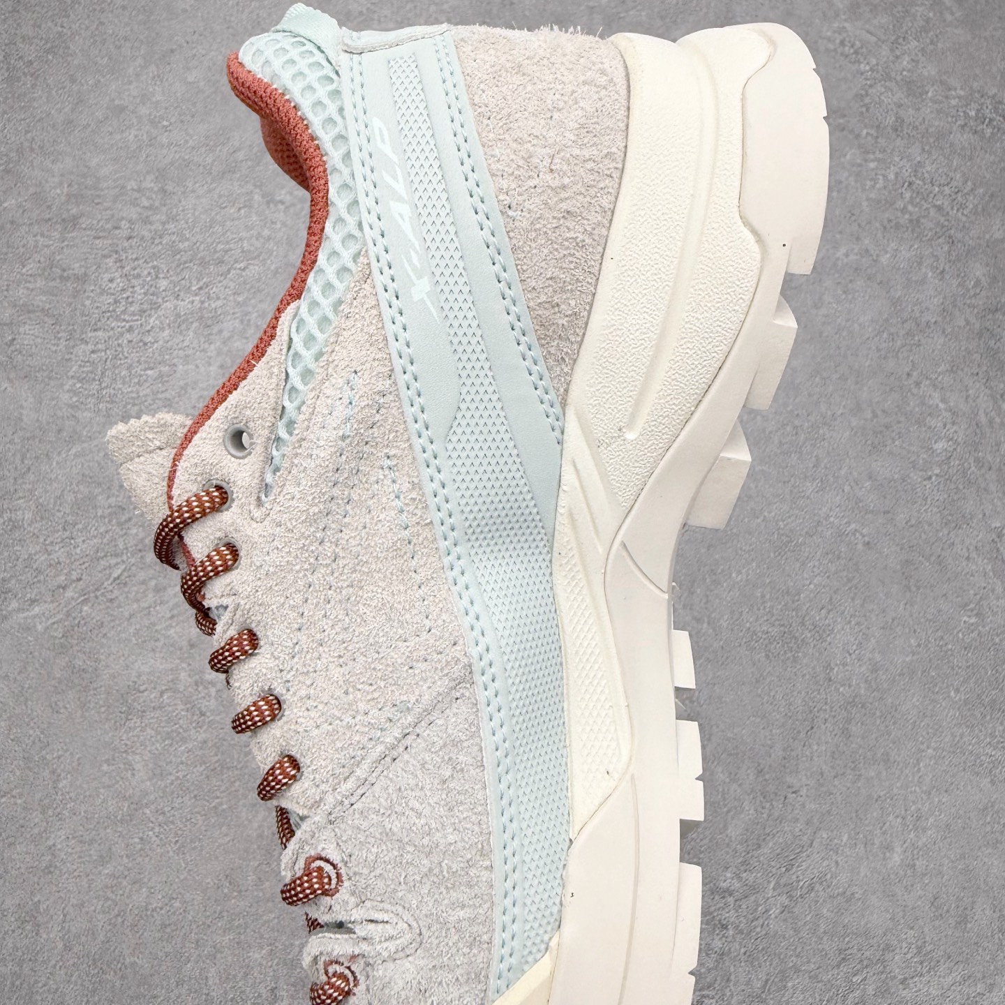 图片[7]-SALOMON萨洛蒙 乙巳CNY蟠虺系列 X ALP PANHUI 时尚 舒适减震包裹性支撑轻便 低帮跑步鞋 男女同款 SALOMON诞生于1947年的法国阿尔卑斯山区，全球知名的户外运动品牌。一直致力于推动滑雪、越野跑等山地运动的发展及产品的进步。其产品设计致力于追求创新和发掘产品的性能极限，帮助喜欢自由的人在山地间不断挑战自我。实拍调校N版已经零色差零失真 百分百还原实物色彩所见即所得 不存在货不对板色差等低级问题 选购参考实物拍摄 不混卖不参货 只用心做好货严格选品 承诺混一赔十 尺码：36 36.5 37.5 38 38.5 39 40 40.5 41 42 42.5 43 44 44.5 45-选品中心