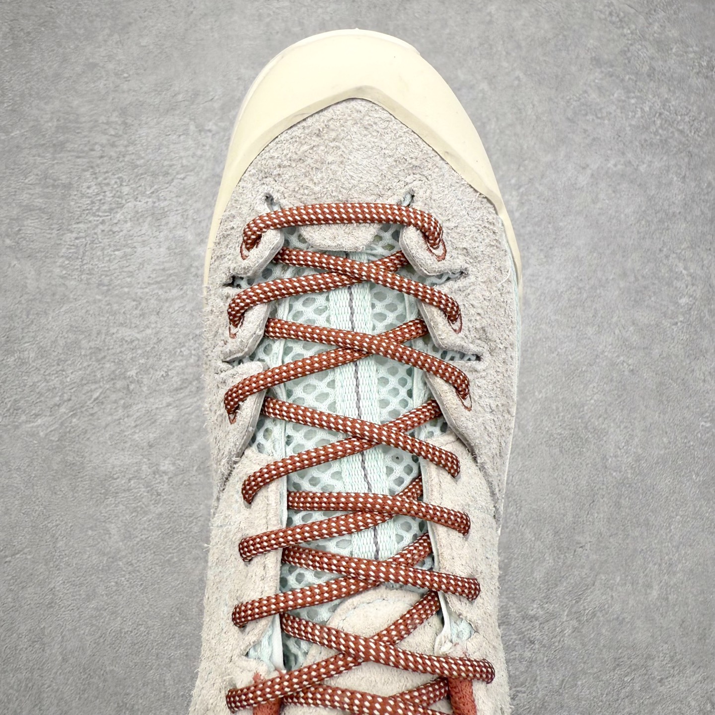 图片[4]-SALOMON萨洛蒙 乙巳CNY蟠虺系列 X ALP PANHUI 时尚 舒适减震包裹性支撑轻便 低帮跑步鞋 男女同款 SALOMON诞生于1947年的法国阿尔卑斯山区，全球知名的户外运动品牌。一直致力于推动滑雪、越野跑等山地运动的发展及产品的进步。其产品设计致力于追求创新和发掘产品的性能极限，帮助喜欢自由的人在山地间不断挑战自我。实拍调校N版已经零色差零失真 百分百还原实物色彩所见即所得 不存在货不对板色差等低级问题 选购参考实物拍摄 不混卖不参货 只用心做好货严格选品 承诺混一赔十 尺码：36 36.5 37.5 38 38.5 39 40 40.5 41 42 42.5 43 44 44.5 45-选品中心