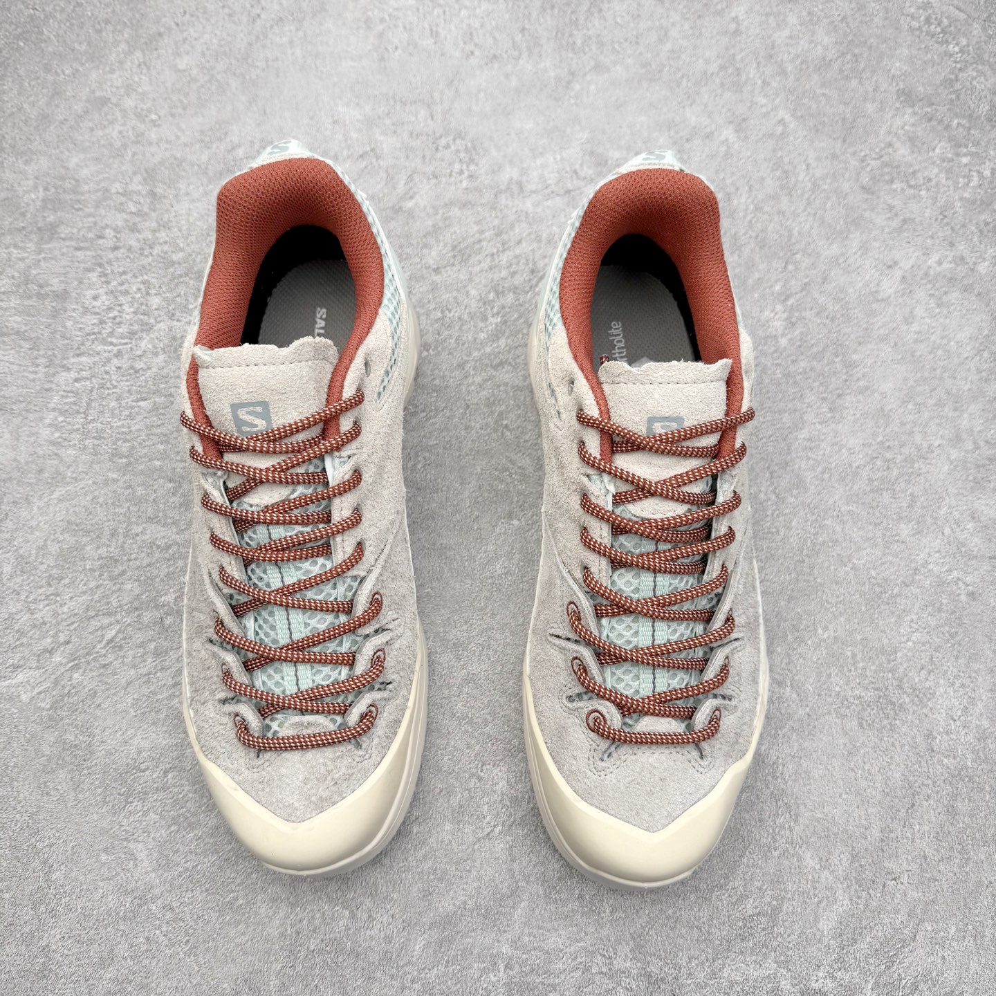 图片[2]-SALOMON萨洛蒙 乙巳CNY蟠虺系列 X ALP PANHUI 时尚 舒适减震包裹性支撑轻便 低帮跑步鞋 男女同款 SALOMON诞生于1947年的法国阿尔卑斯山区，全球知名的户外运动品牌。一直致力于推动滑雪、越野跑等山地运动的发展及产品的进步。其产品设计致力于追求创新和发掘产品的性能极限，帮助喜欢自由的人在山地间不断挑战自我。实拍调校N版已经零色差零失真 百分百还原实物色彩所见即所得 不存在货不对板色差等低级问题 选购参考实物拍摄 不混卖不参货 只用心做好货严格选品 承诺混一赔十 尺码：36 36.5 37.5 38 38.5 39 40 40.5 41 42 42.5 43 44 44.5 45-选品中心