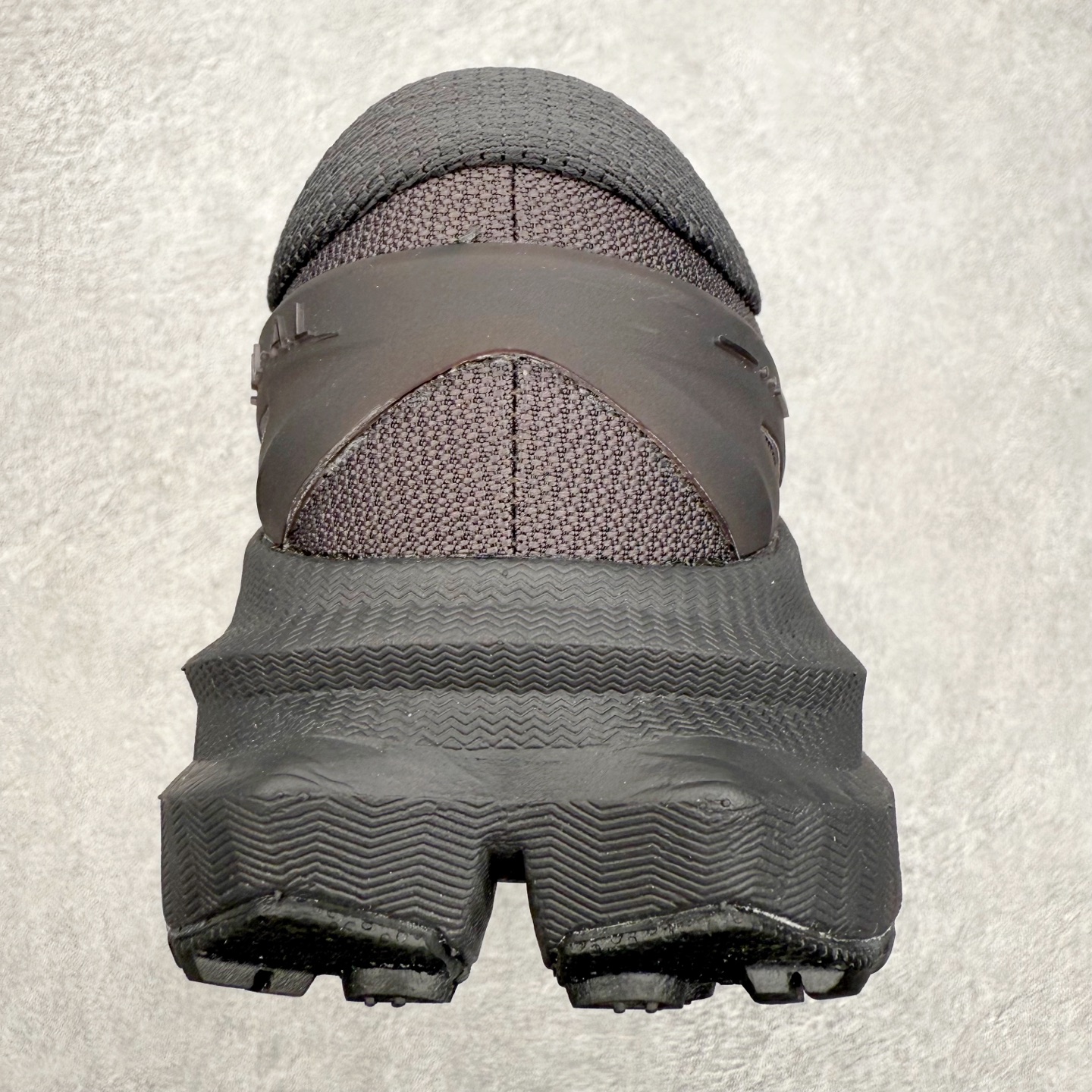 图片[8]-_J.LA.L_ x HOKA ONE ONE Mafate X 百搭经典跑步鞋联名款 男女同款 HOKA ONE ONE是来自美国的跑步鞋知名品牌，创立于2009年，始终致力于为所有跑者提供更新、更好的跑步装备。相比常规跑鞋，HOKA ONE ONE特别研发使用性能独特的几何形跑鞋中底，此种鞋底更厚、更高、回弹性也更好，除了卓越的缓冲性能，它还能內各种阶段的跑者带来更具动感、更加稳定的跑步体验。HOKAONE ONE从设计之初就清楚意识到，要保证跑者步幅的均匀一致，双脚自然而然的运动至关重要。尺码：36 36.5 37.5 38 38.5 39 40 40.5 41 42 42.5 43 44 44.5 45-选品中心